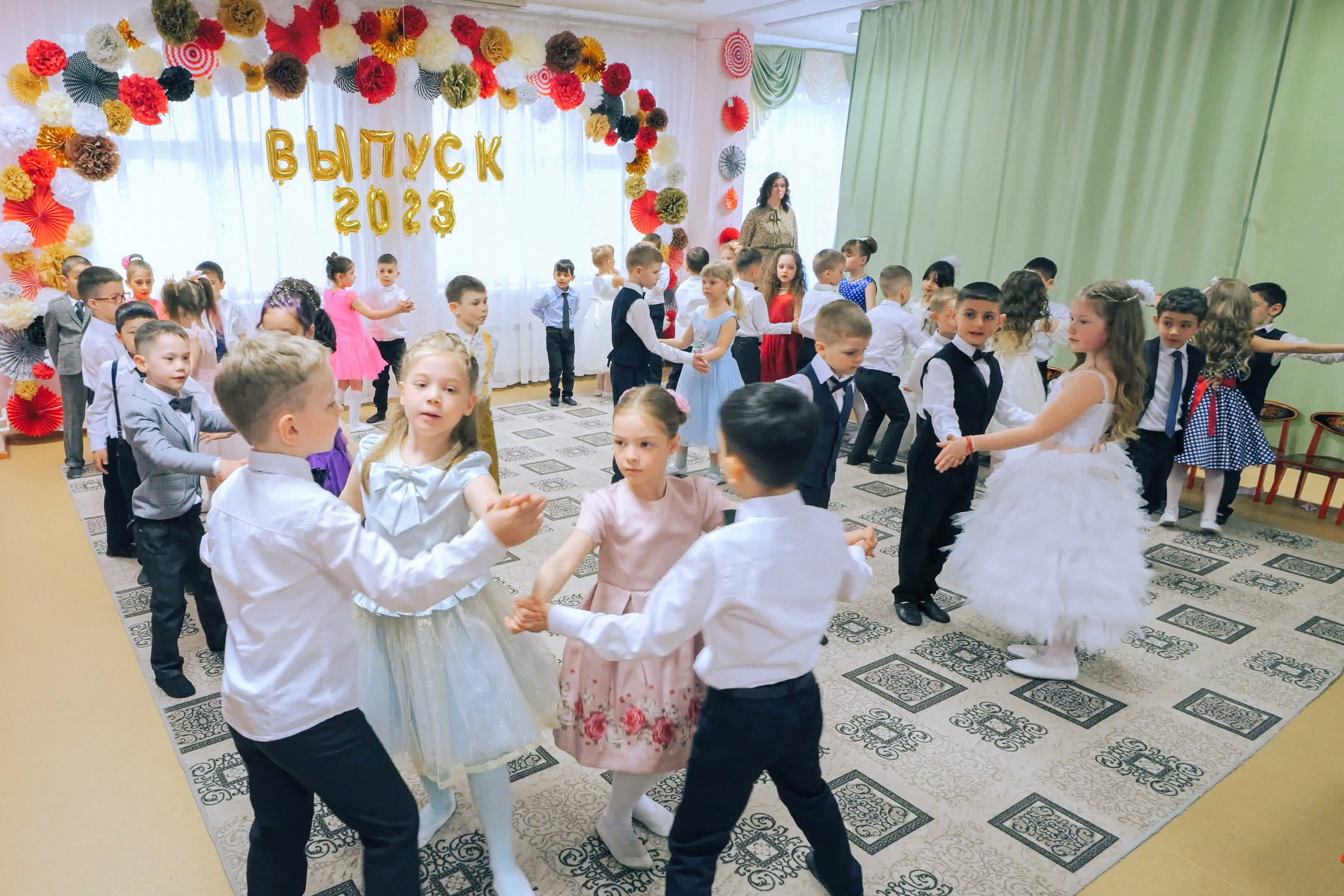 Выпускной праздник в Д/С «Ласточка». Фото с видеозаписи. Фотограф Никифоров-Гордеев Сергей. Москва и МО