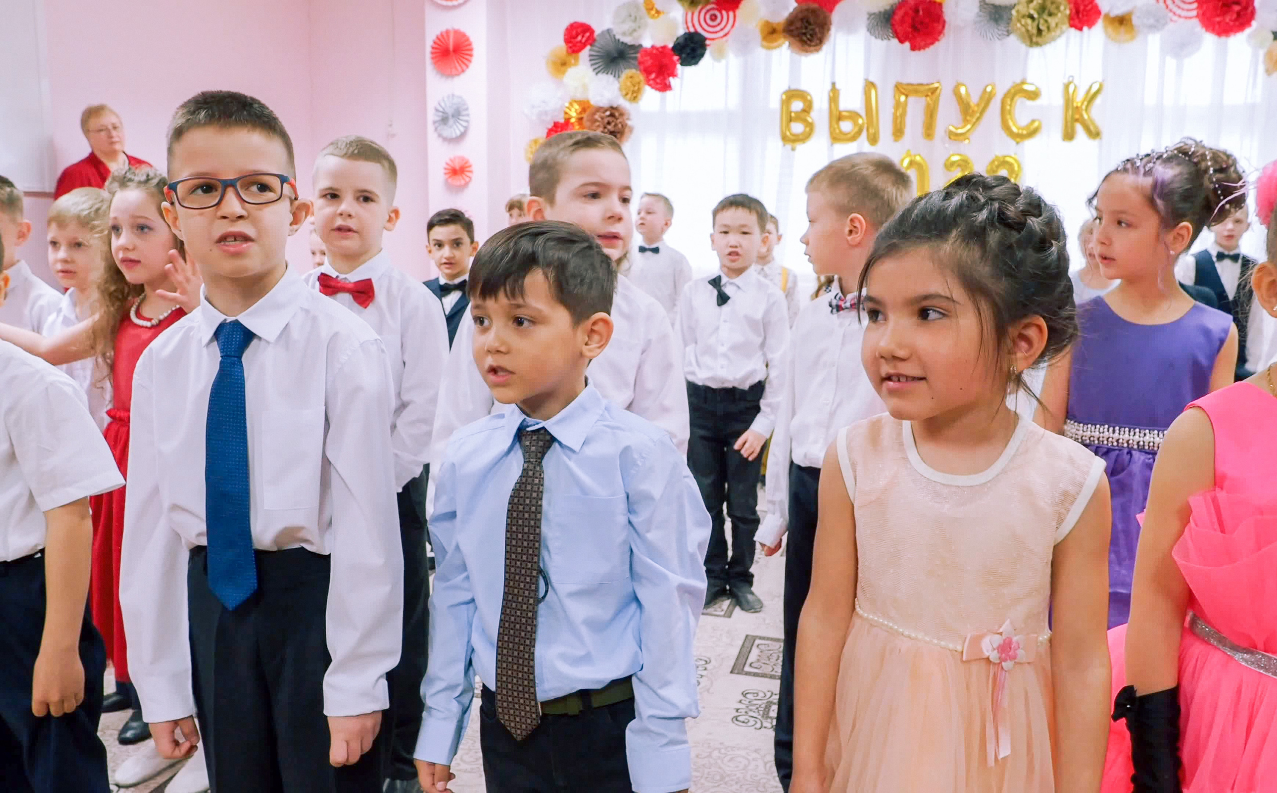 Выпускной праздник в Д/С «Ласточка». Фото с видеозаписи. Фотограф Никифоров-Гордеев Сергей. Москва и МО