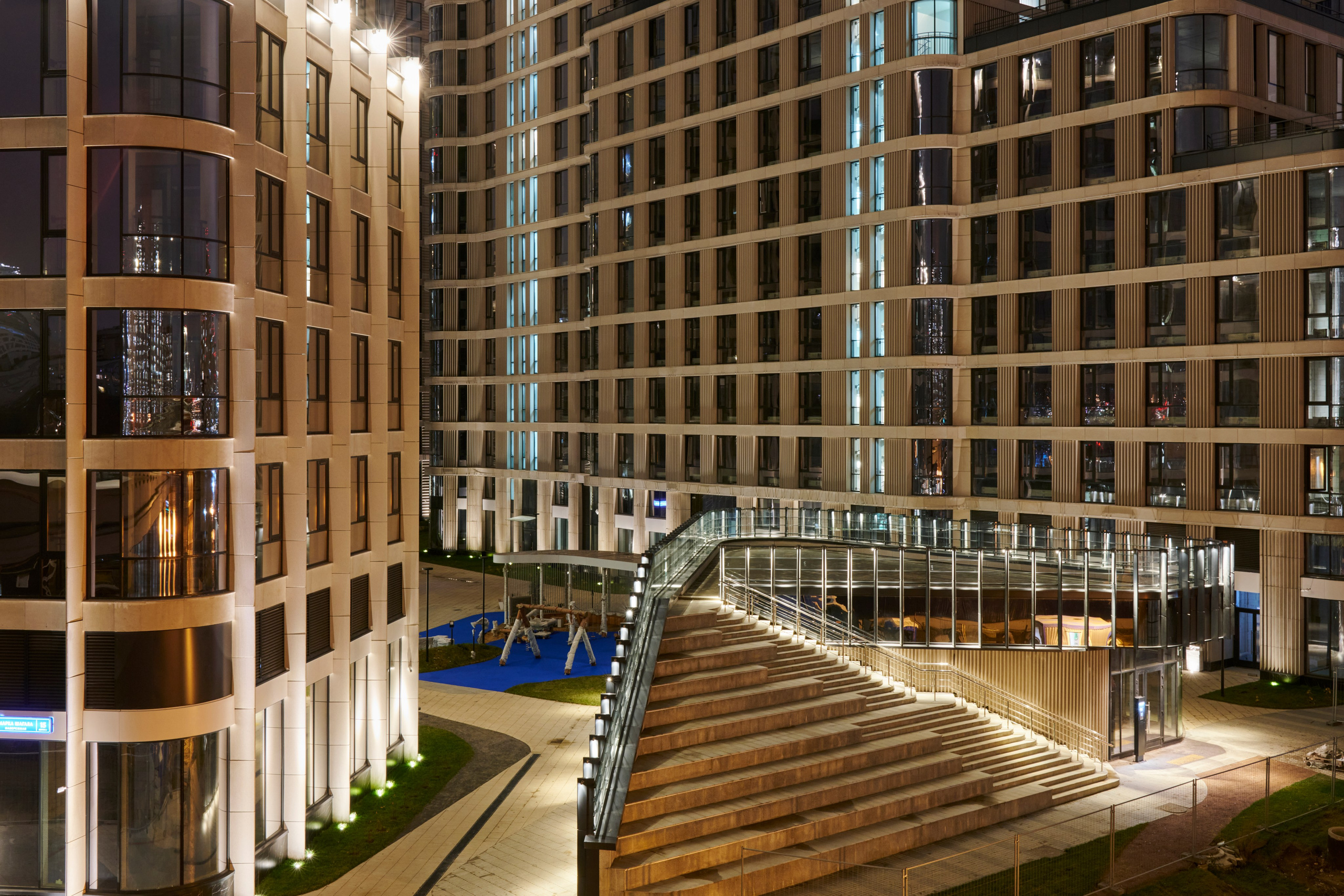 Двор между корпусами, дорожки и подсветка, общий план