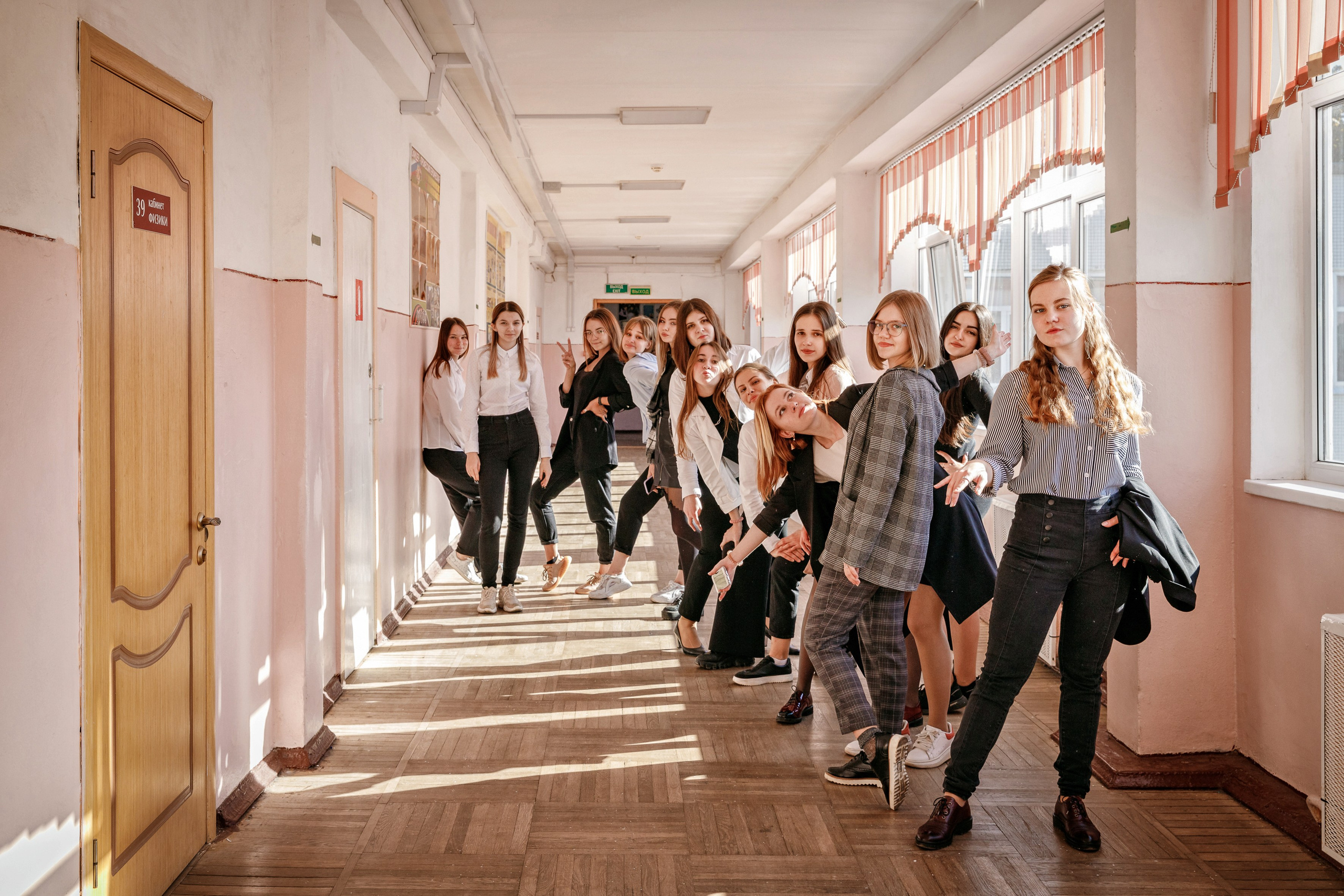 И В ШКОЛЕ ЕСТЬ ЖИЗНЬ. Марина Ушакова. Фотограф. Выпускные альбомы. г. Краснодар