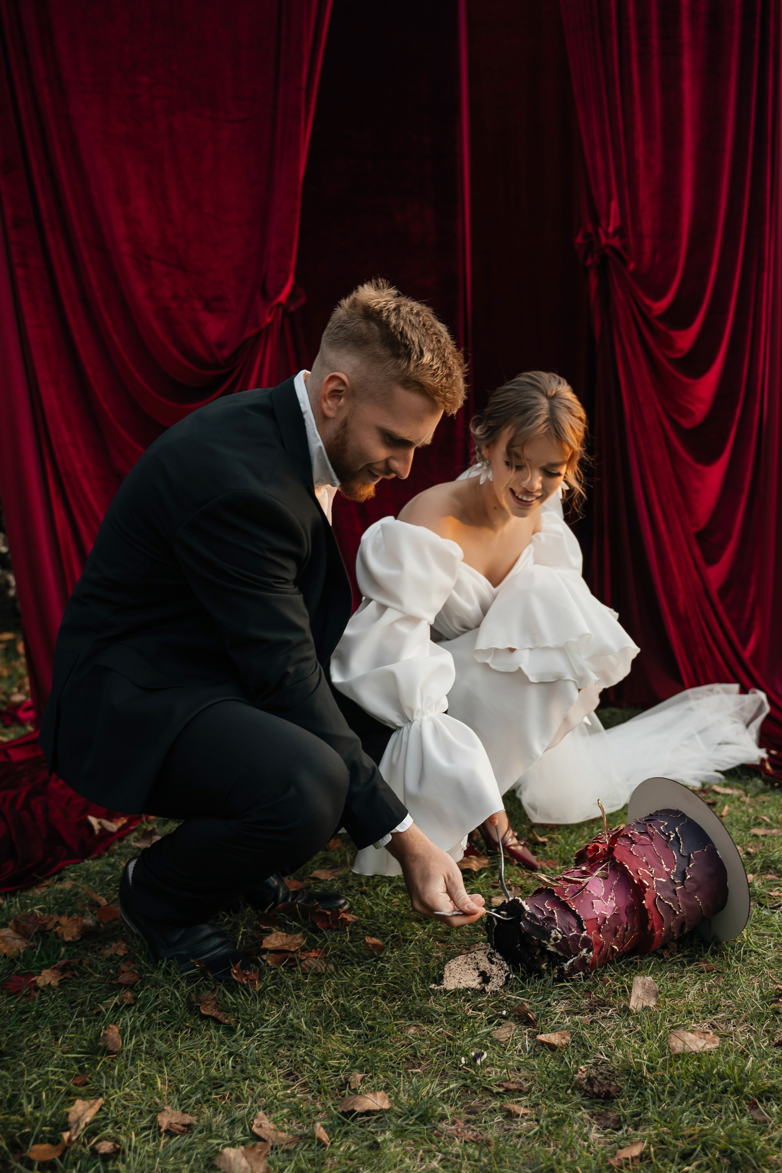 Свадебная церемония на фотозоне из красного бархата. Свадебный фотограф Елена Рякина