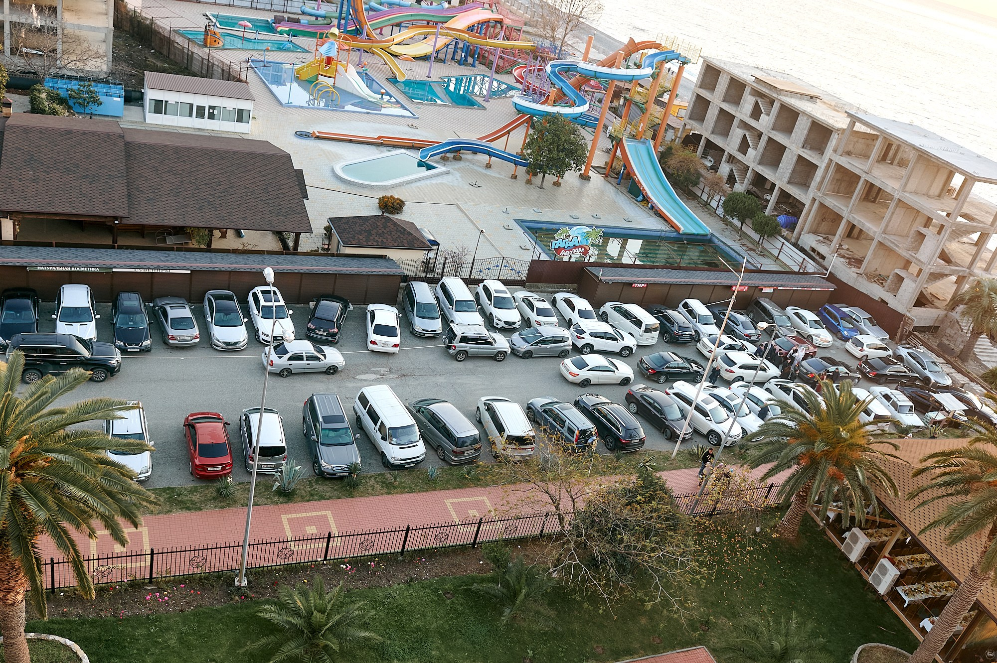 Гагра, Абхазия. Декабрь 2024. Фотографии отовсюду и обо всем