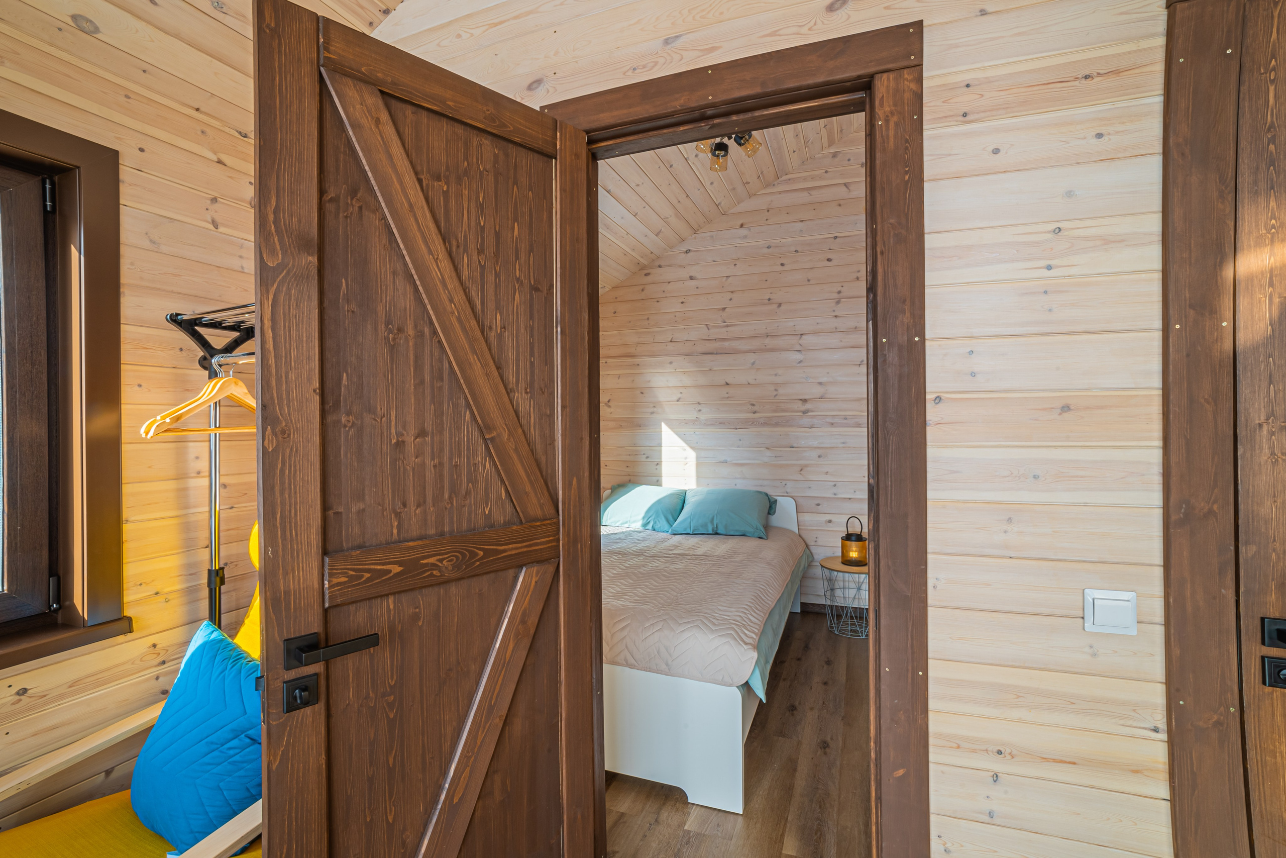 Интерьерная съемка частного гостевого дома. Занимаюсь профессиональной фотографией и живу рядом с Байкалом. Работаю в разных жанрах