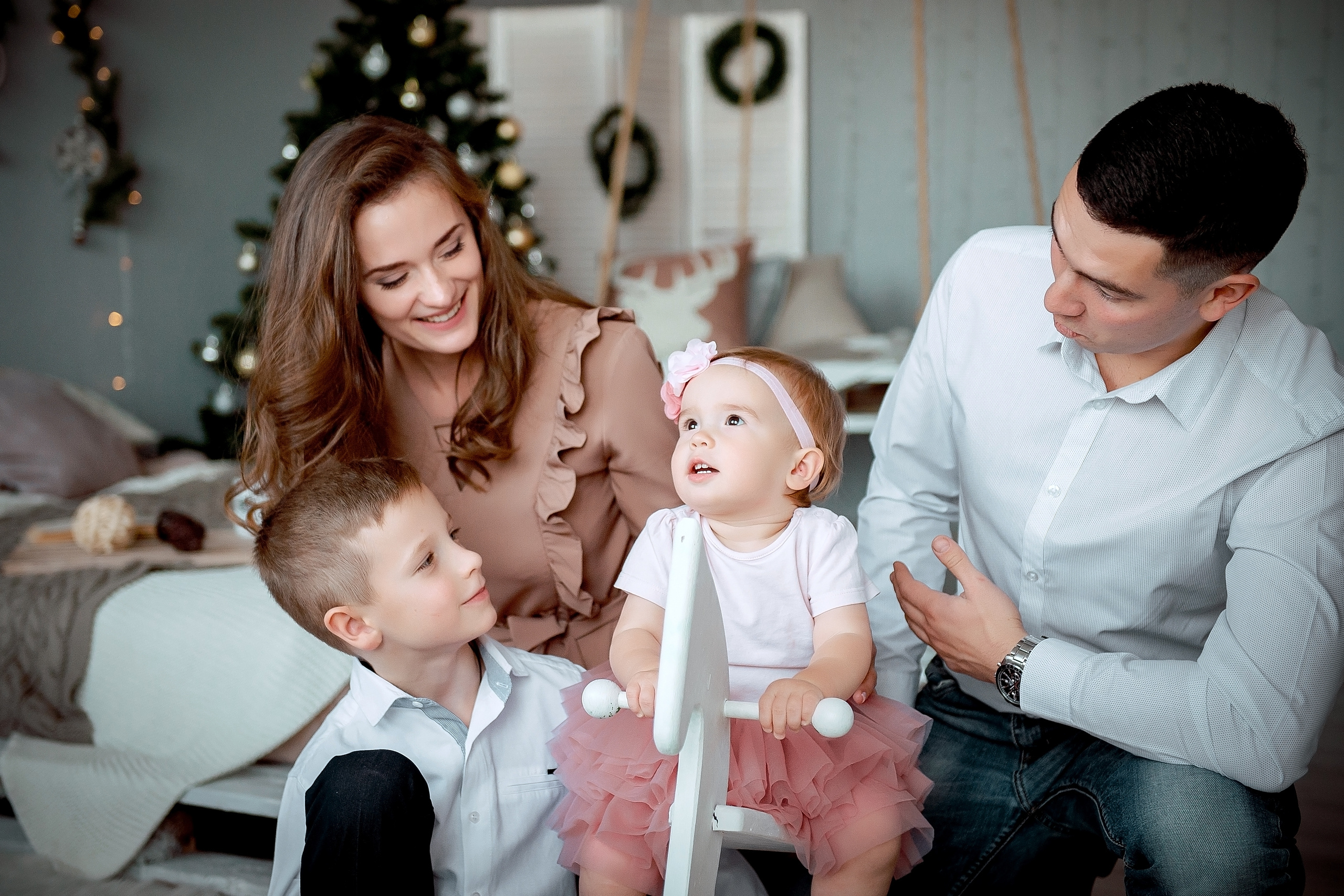Семейная новогодняя фотосессия во Фрязино в фотостудии. Свадебный и семейный фотограф Виктория Носачёва. Щелково, Москва и МО