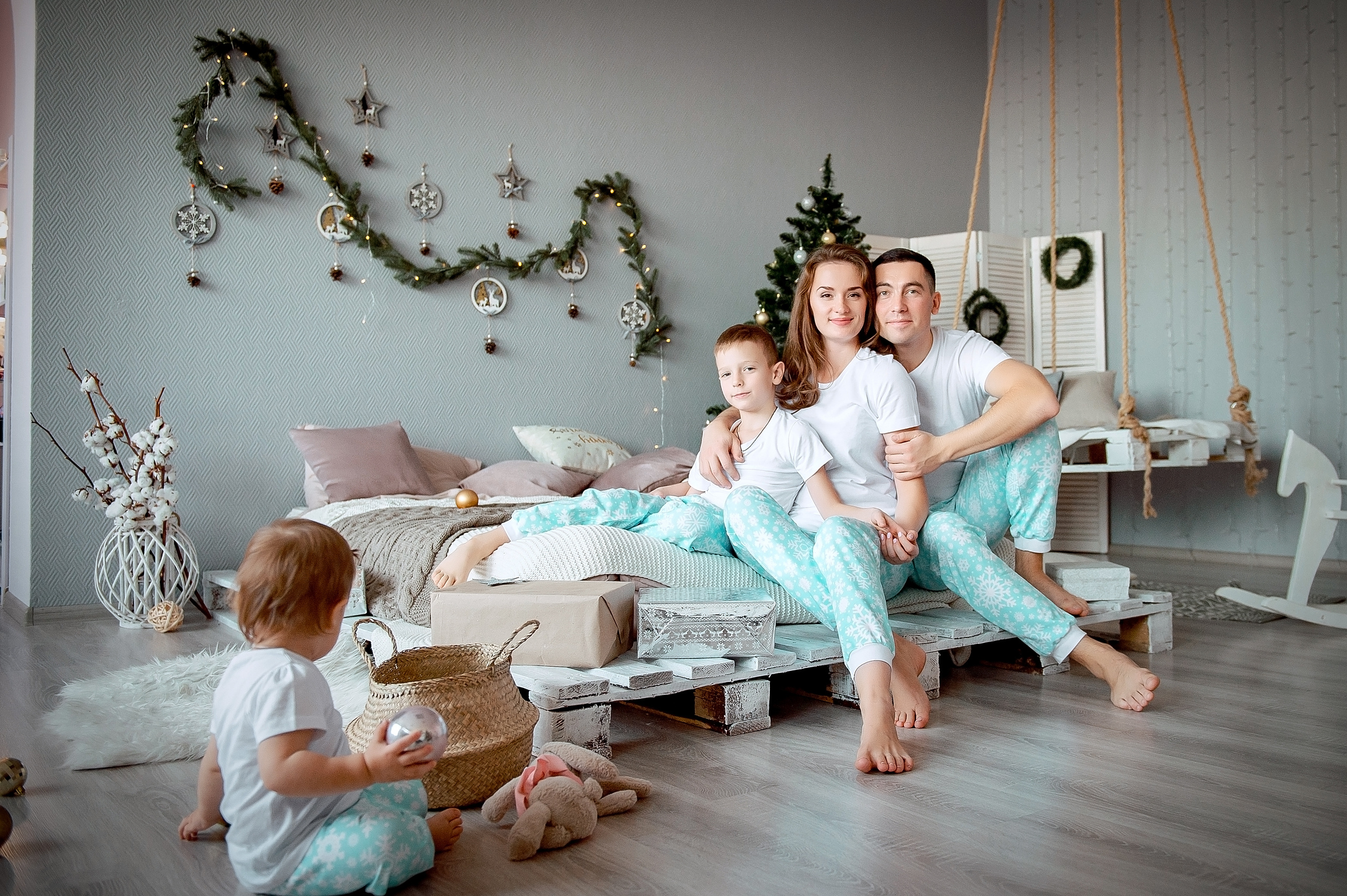 Семейная новогодняя фотосессия во Фрязино в фотостудии. Свадебный и семейный фотограф Виктория Носачёва. Щелково, Москва и МО