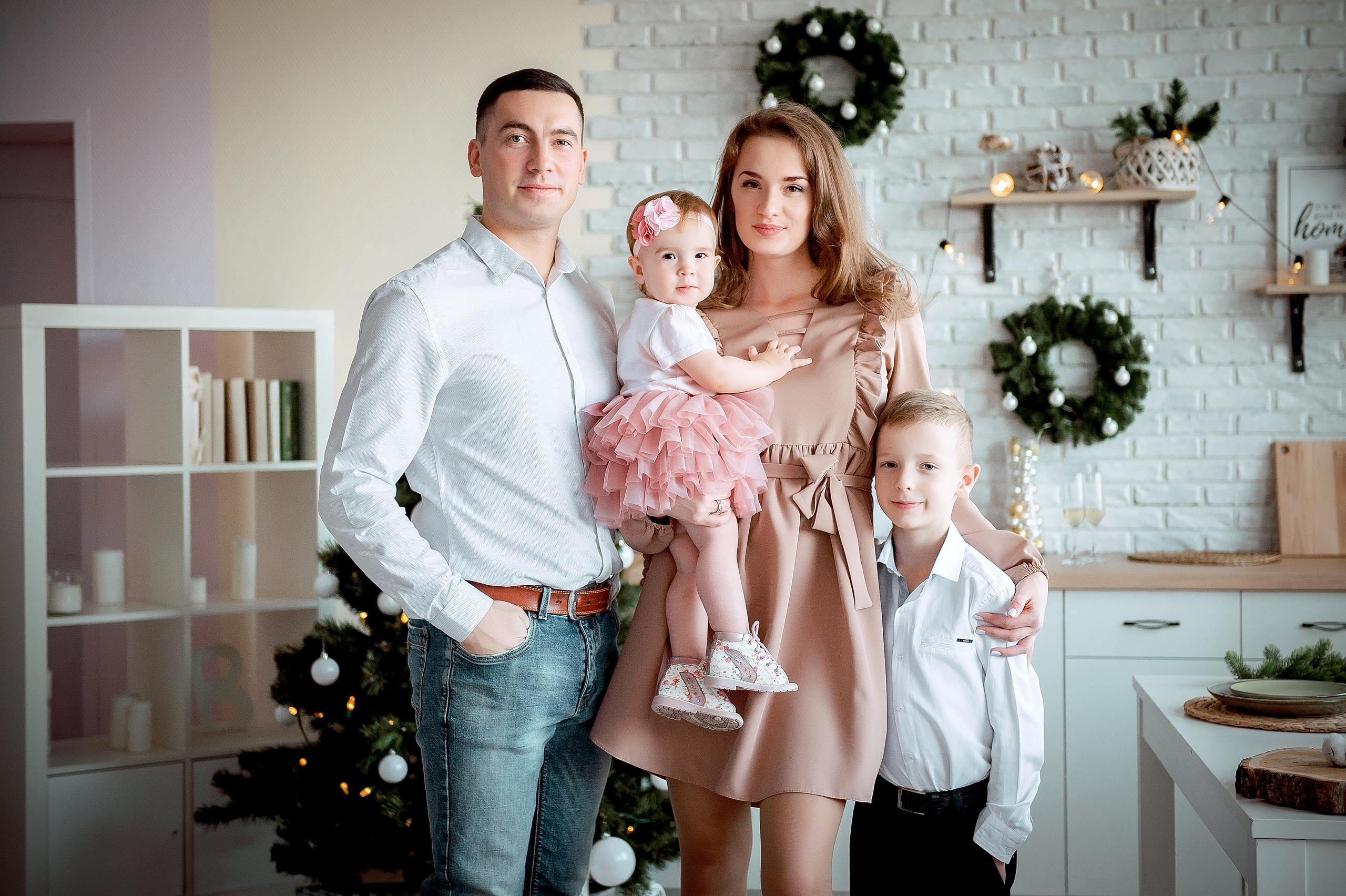 Семейная новогодняя фотосессия во Фрязино в фотостудии. Свадебный и семейный фотограф Виктория Носачёва. Щелково, Москва и МО