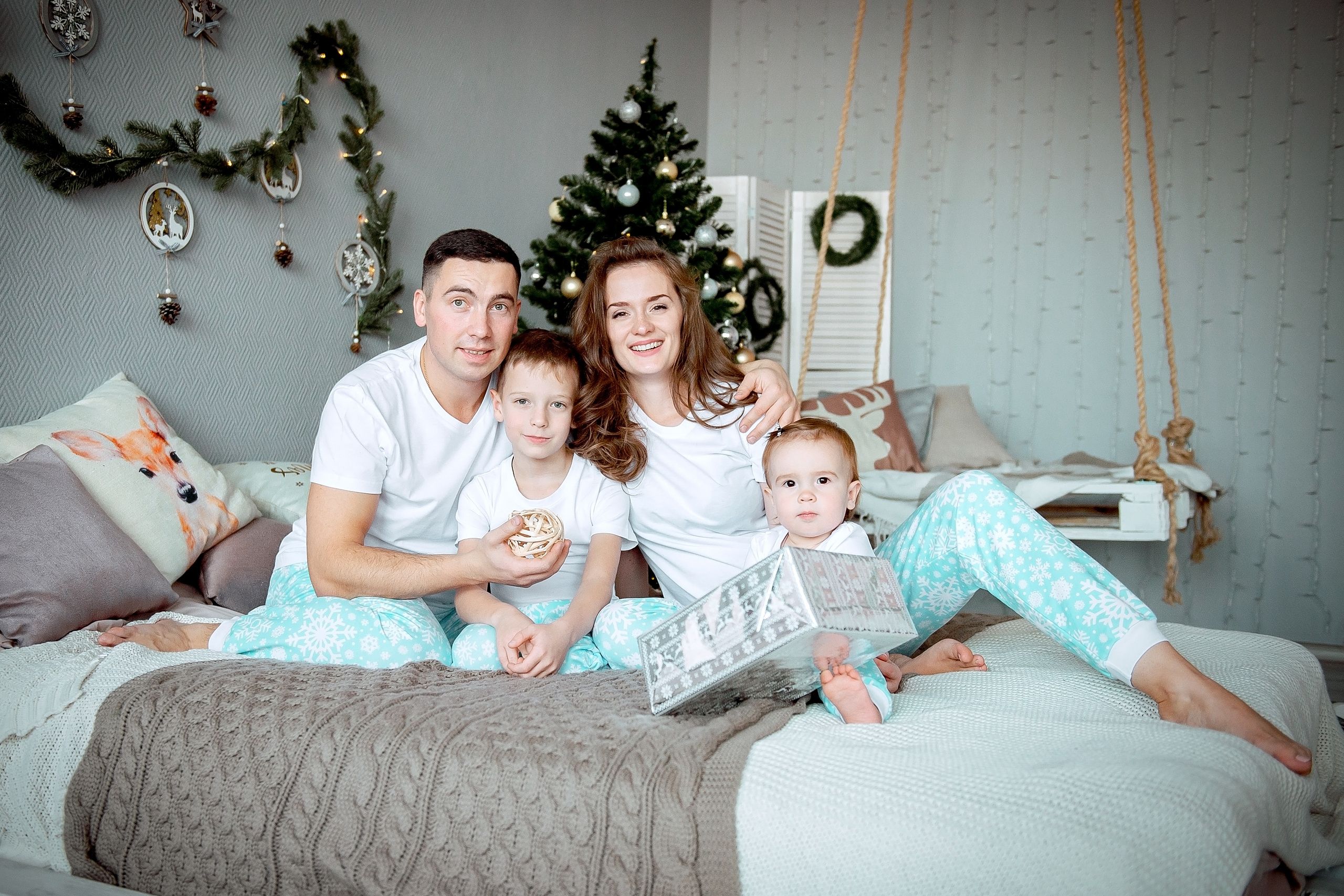 Семейная новогодняя фотосессия во Фрязино в фотостудии. Свадебный и семейный фотограф Виктория Носачёва. Щелково, Москва и МО