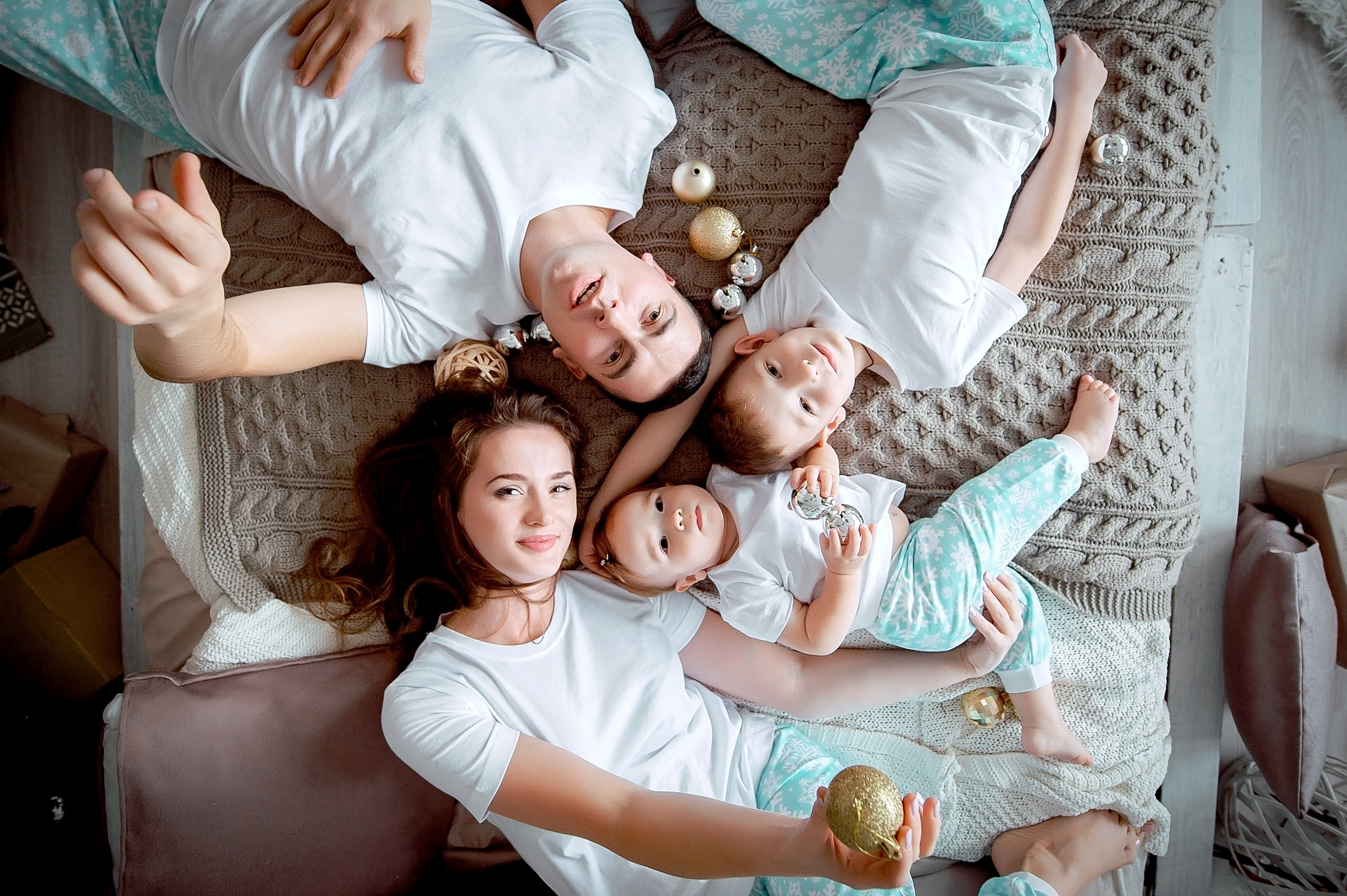 Семейная новогодняя фотосессия во Фрязино в фотостудии. Свадебный и семейный фотограф Виктория Носачёва. Щелково, Москва и МО