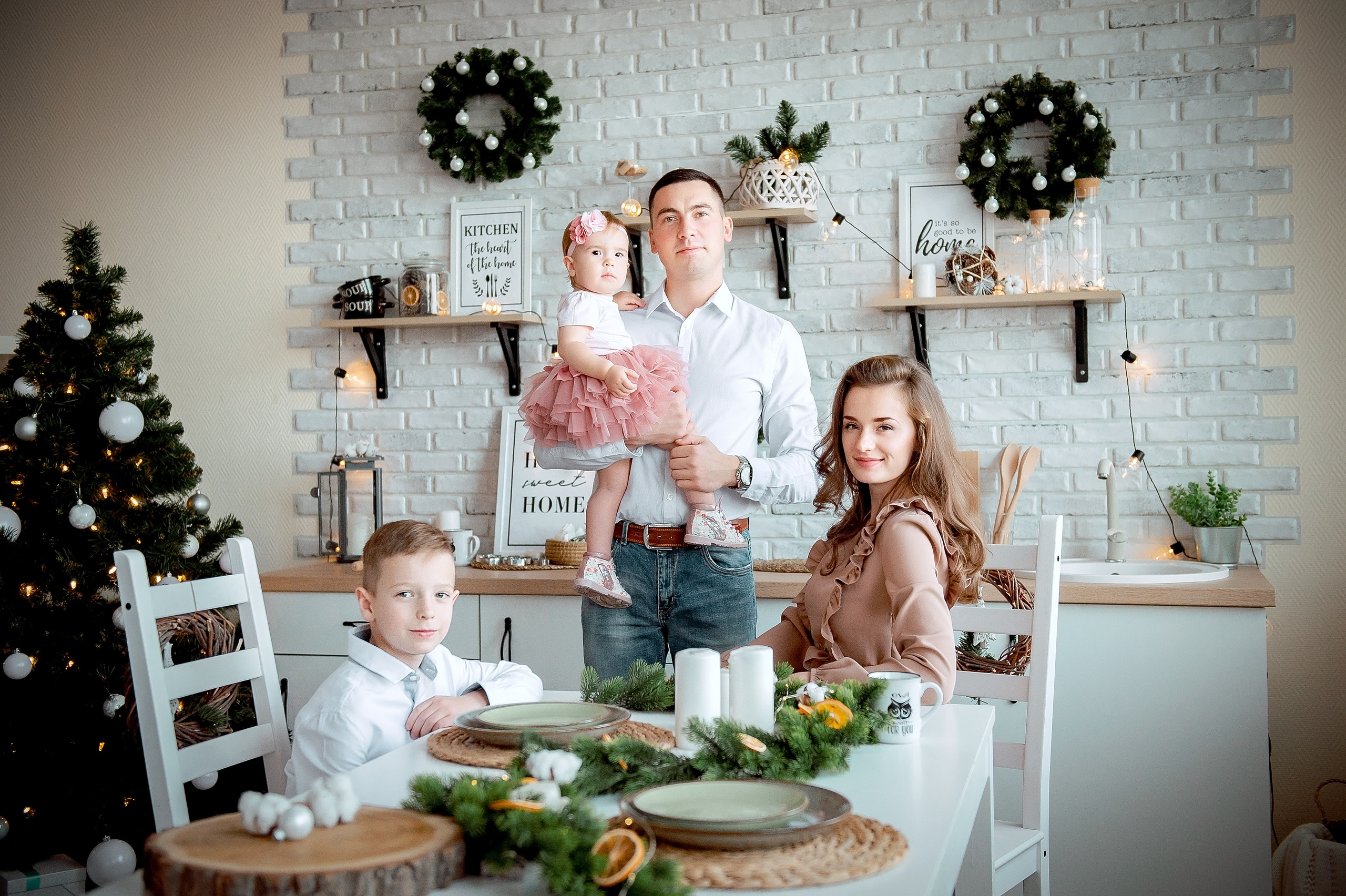 Семейная новогодняя фотосессия во Фрязино в фотостудии. Свадебный и семейный фотограф Виктория Носачёва. Щелково, Москва и МО