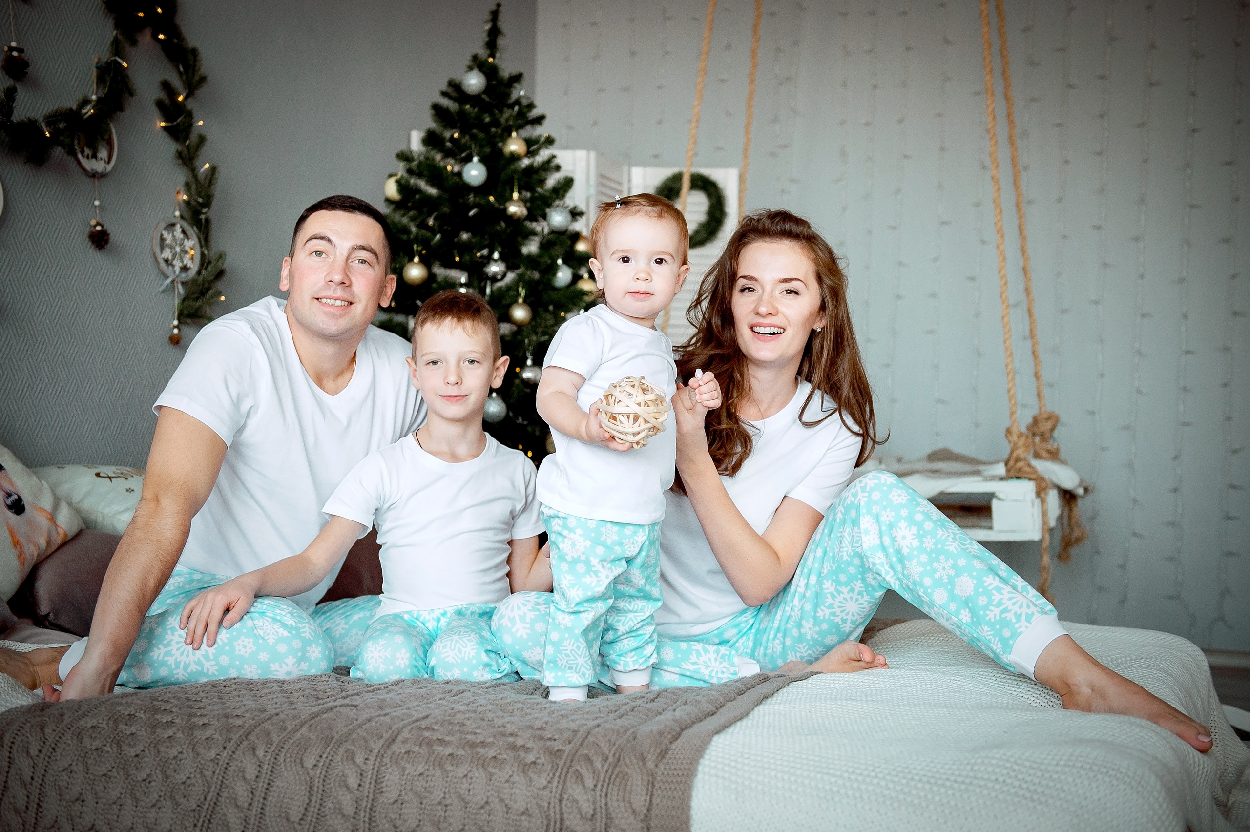 Семейная новогодняя фотосессия во Фрязино в фотостудии. Свадебный и семейный фотограф Виктория Носачёва. Щелково, Москва и МО