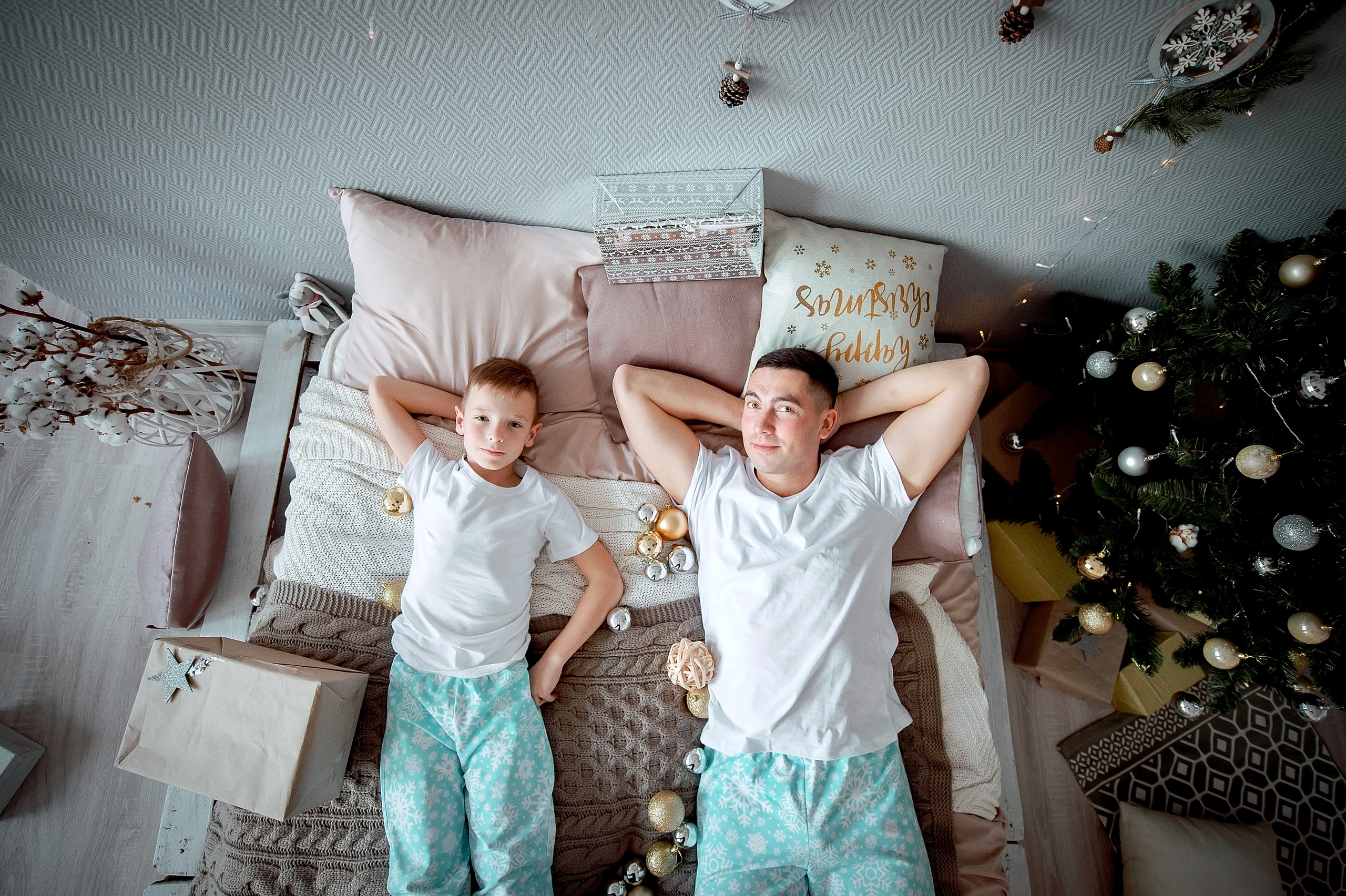 Семейная новогодняя фотосессия во Фрязино в фотостудии. Свадебный и семейный фотограф Виктория Носачёва. Щелково, Москва и МО