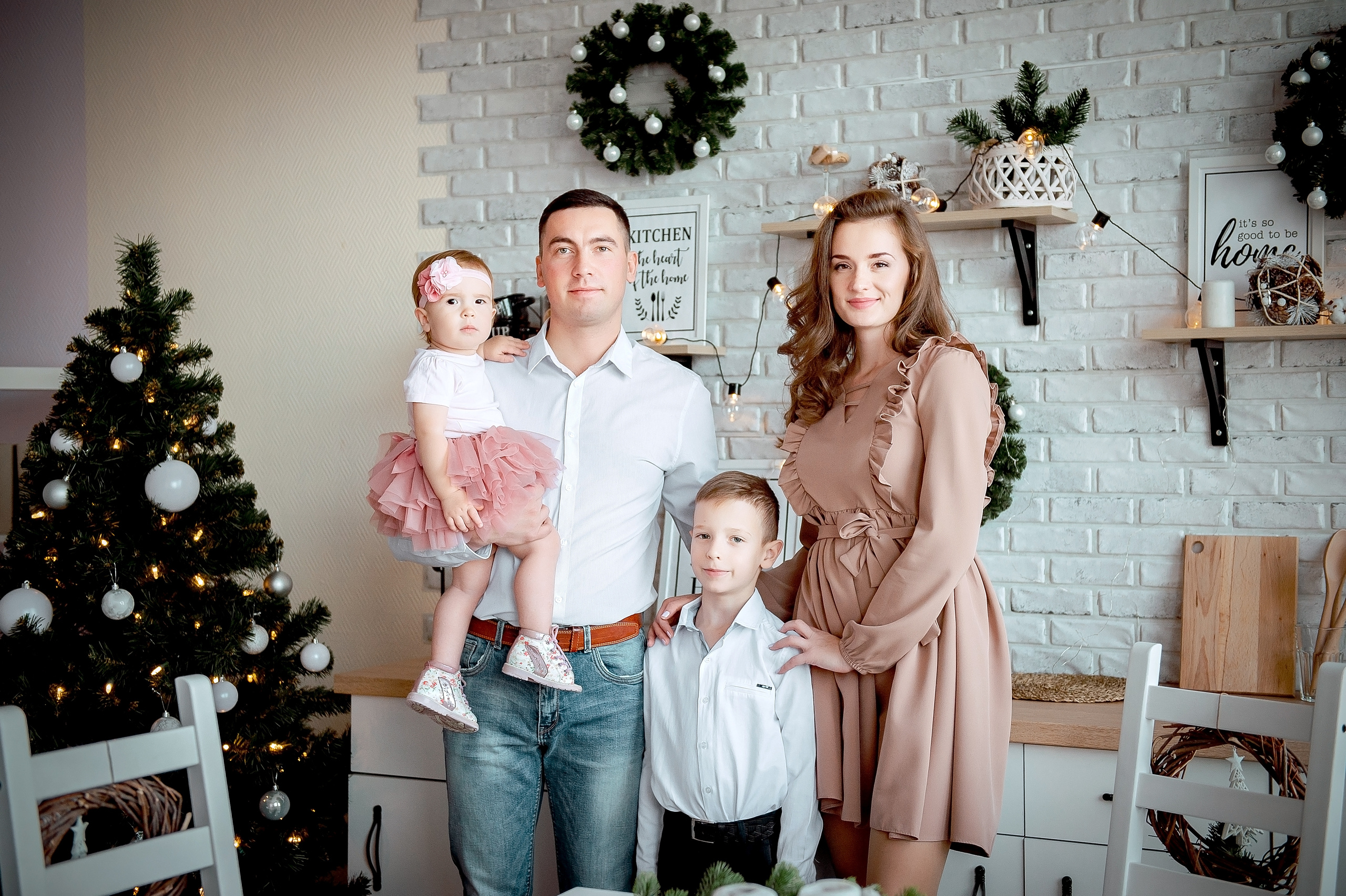 Семейная новогодняя фотосессия во Фрязино в фотостудии. Свадебный и семейный фотограф Виктория Носачёва. Щелково, Москва и МО