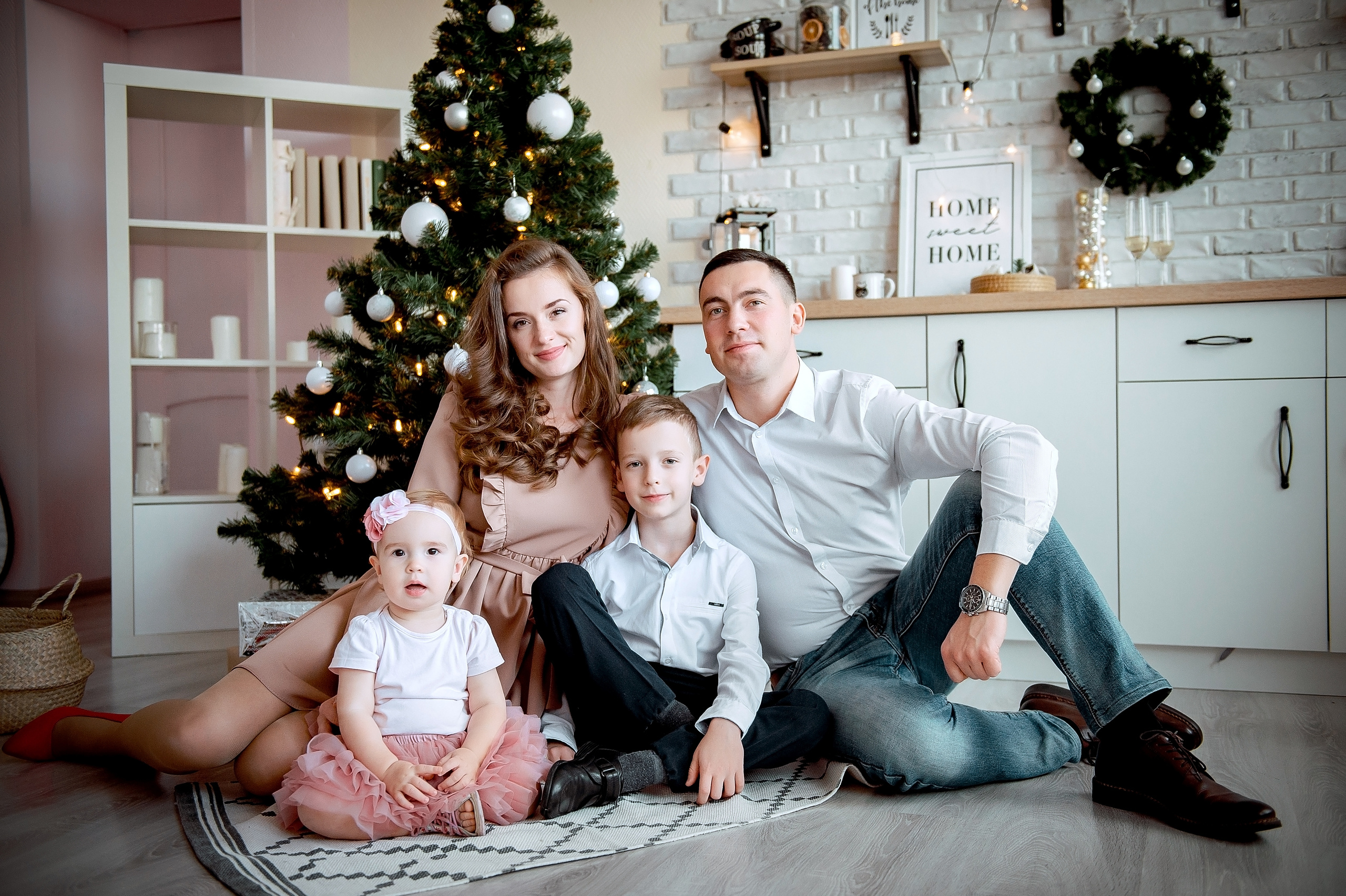 Семейная новогодняя фотосессия во Фрязино в фотостудии. Свадебный и семейный фотограф Виктория Носачёва. Щелково, Москва и МО