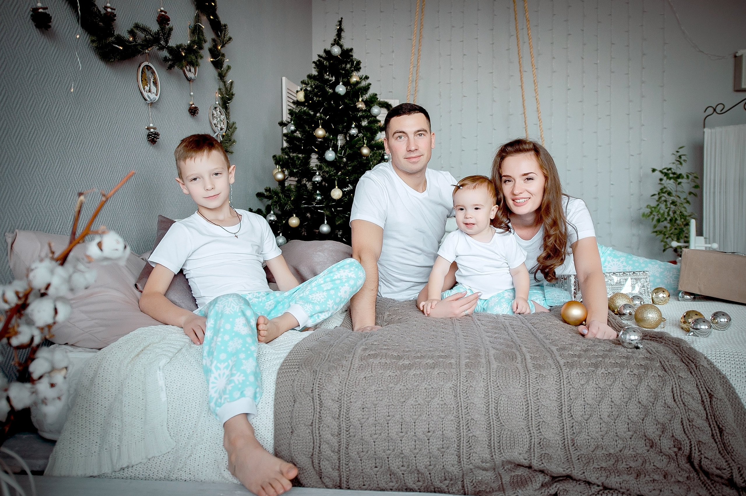Семейная новогодняя фотосессия во Фрязино в фотостудии. Свадебный и семейный фотограф Виктория Носачёва. Щелково, Москва и МО