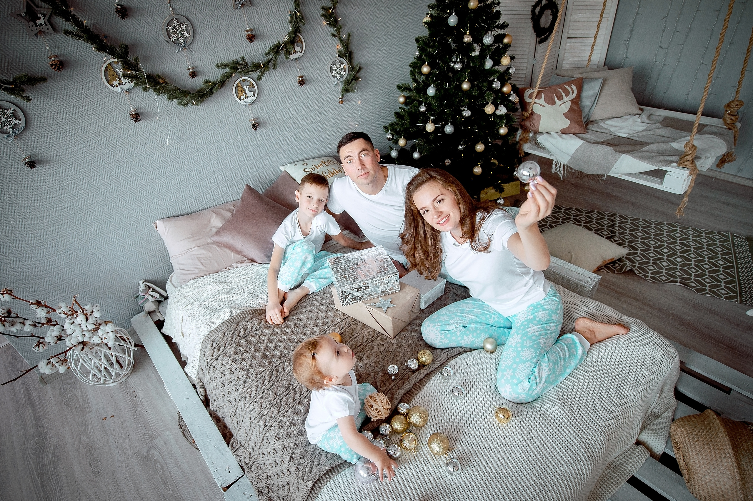 Семейная новогодняя фотосессия во Фрязино в фотостудии. Свадебный и семейный фотограф Виктория Носачёва. Щелково, Москва и МО