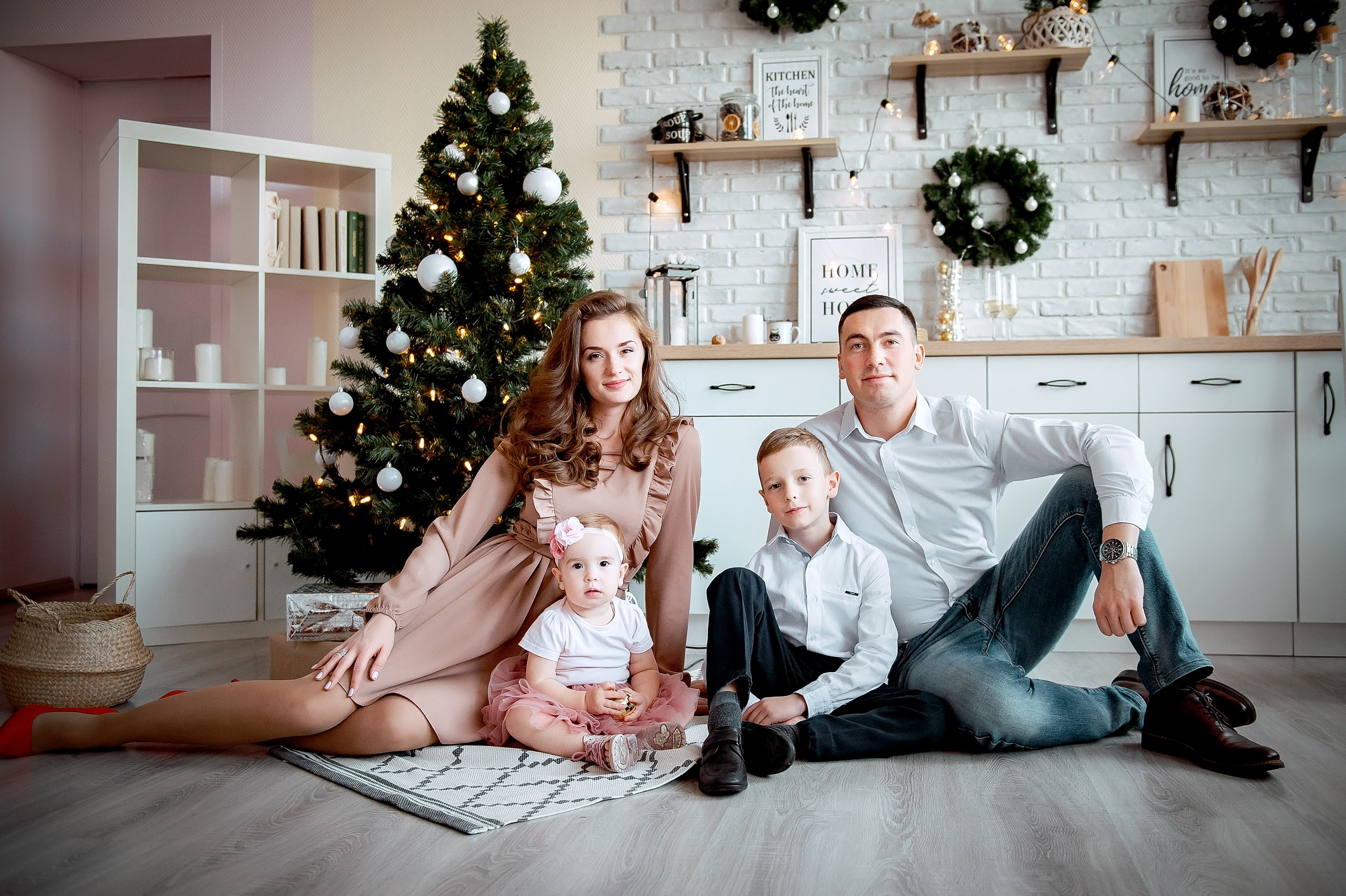 Семейная новогодняя фотосессия во Фрязино в фотостудии. Свадебный и семейный фотограф Виктория Носачёва. Щелково, Москва и МО
