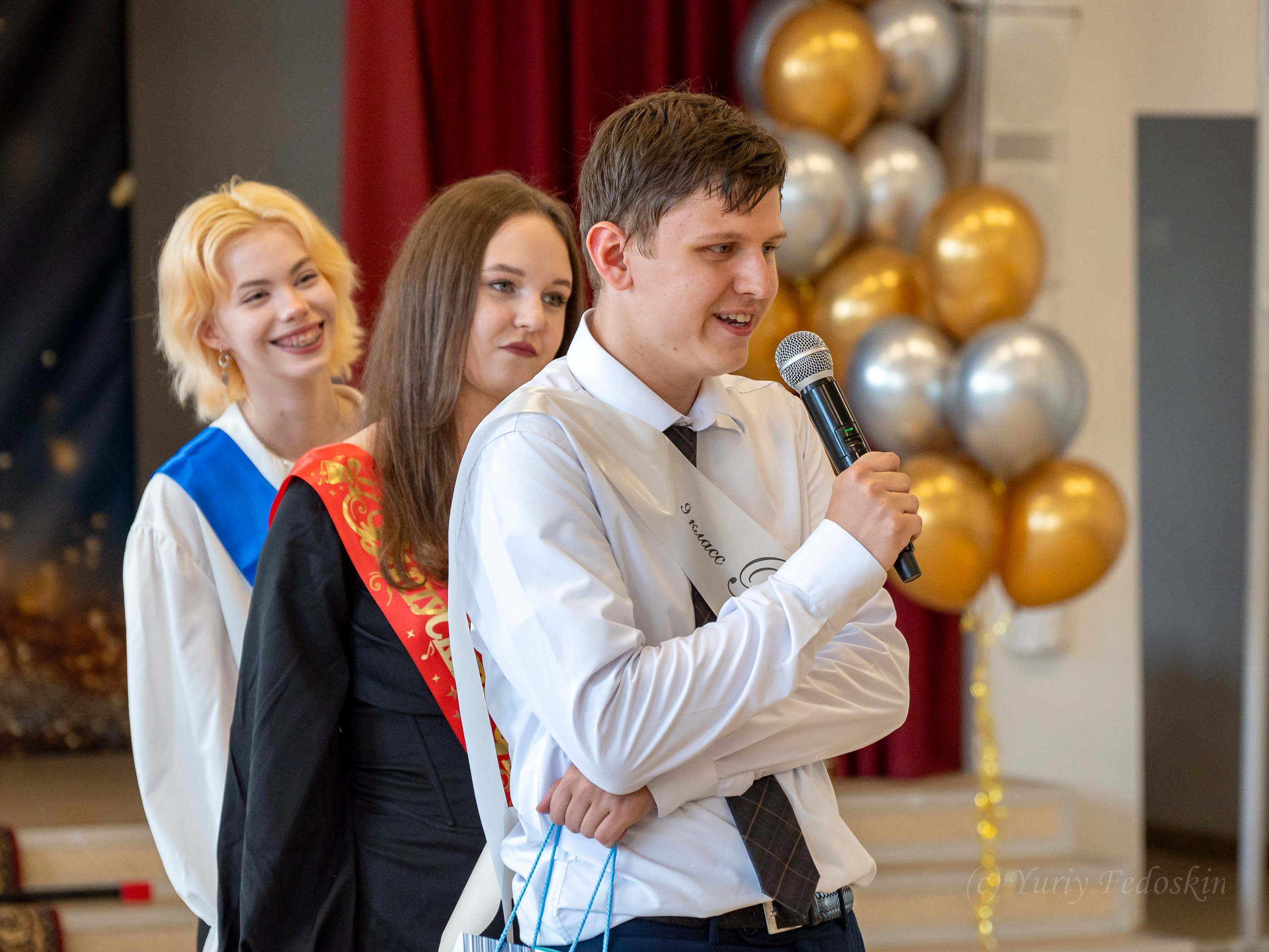 Репортаж о выпускном 9 классов в школе № 7 города Королёва, 26.06.24г. Профессиональный фотограф интерьеров в Москве Юрий Федоскин