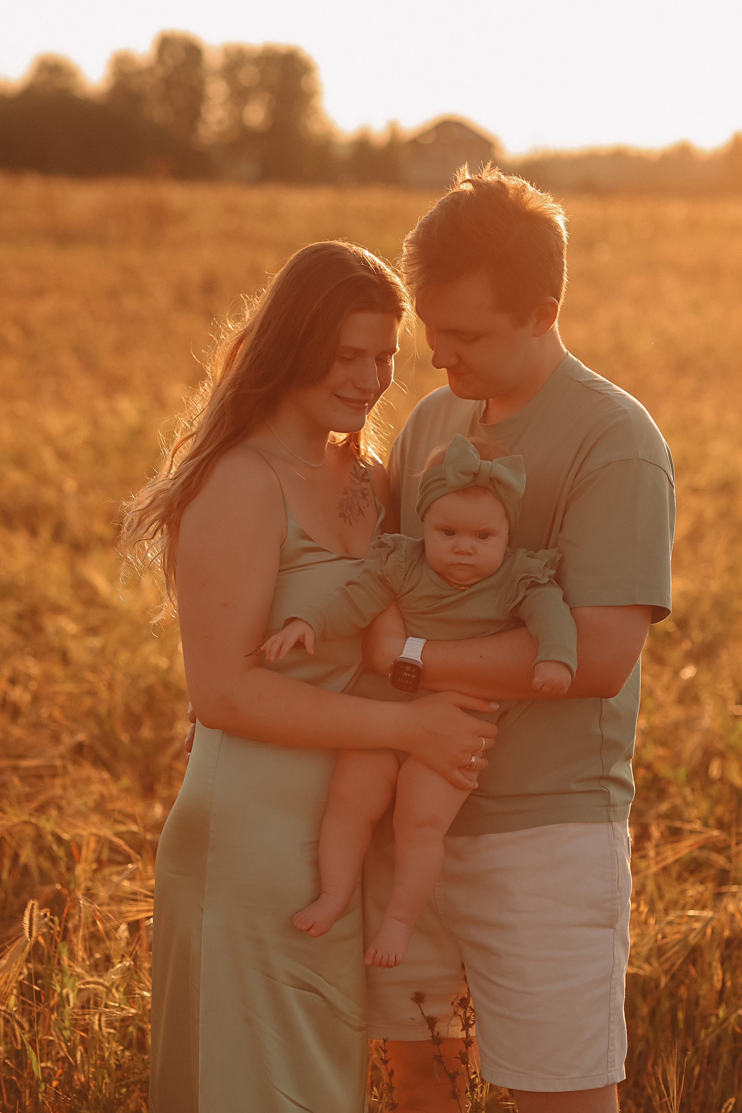 Закатное поле семейная. Семейный фотограф Тюмень, фотограф на роды Салмина Мария