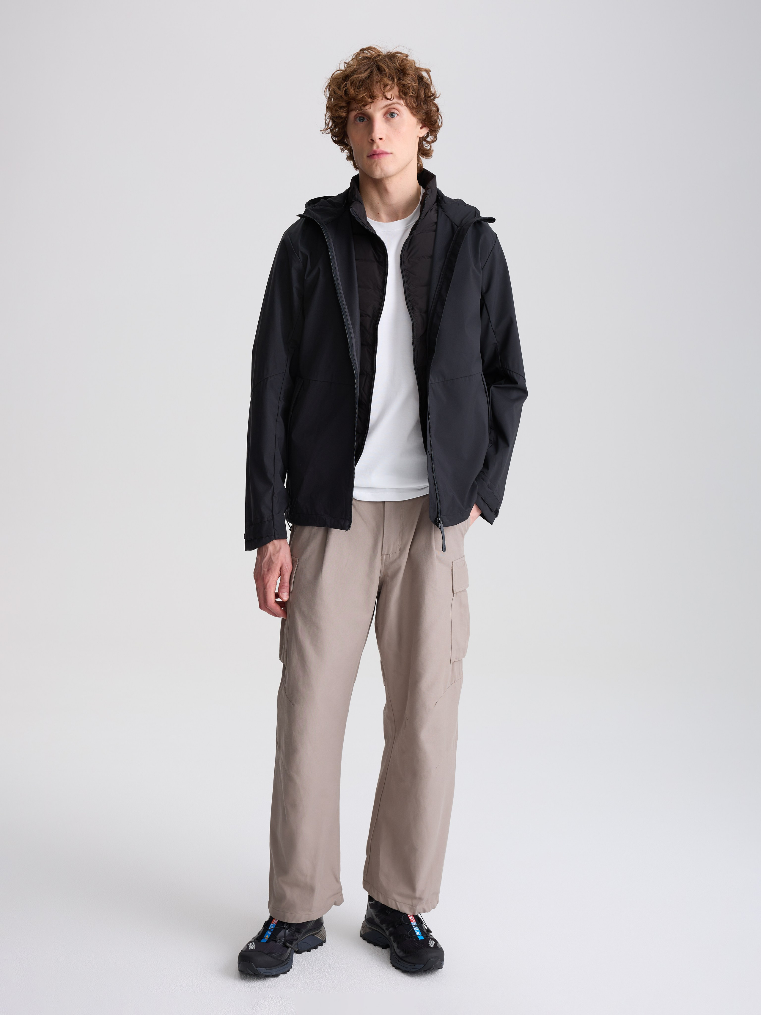 Фотограф Артём Галицкий. Специализируюсь на студийной съёмке одежды: каталоги, лукбуки, предметная съёмка. Опыт работы с fashion-брендами, маркетплейсами и коммерческими проектами. Грамотно выстраиваю свет, работаю быстро и точно под задачу. Также имею опыт работы гафером — отлично знаю световое оборудование и техническую сторону съёмочного процесса.