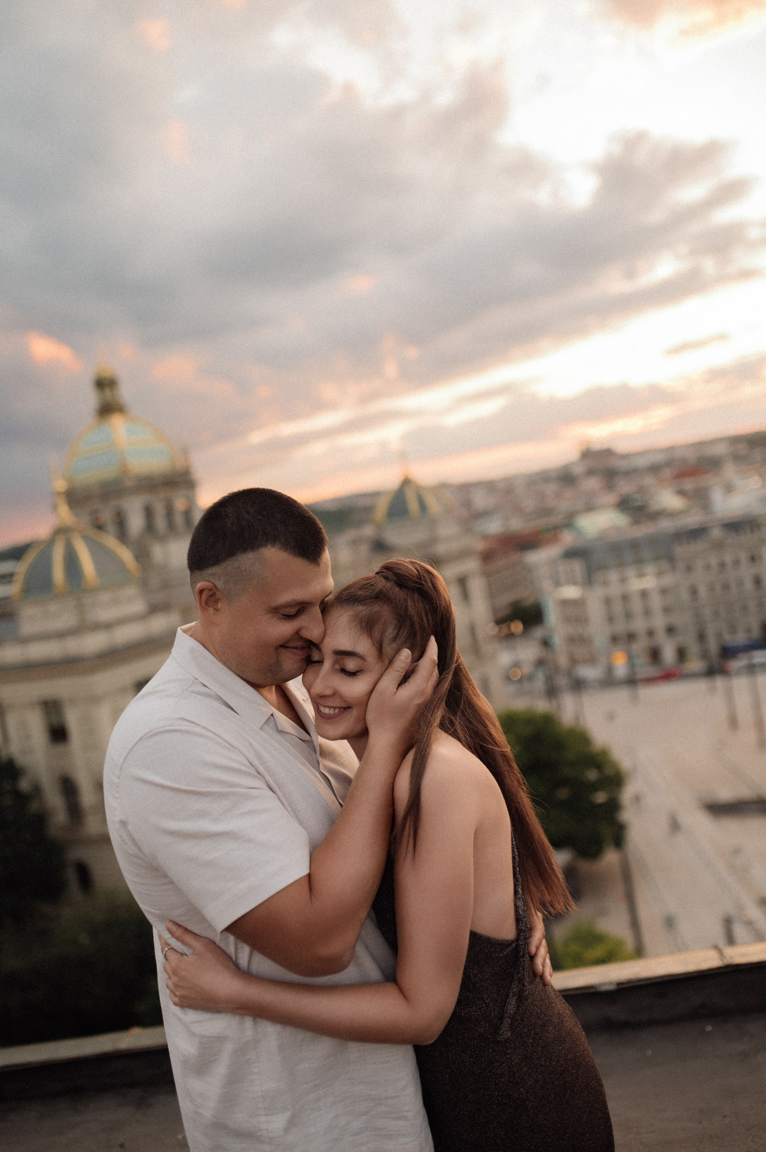 Prague Couple Photoshoot at Sunset. Photographer in Prague Yara Kurkus