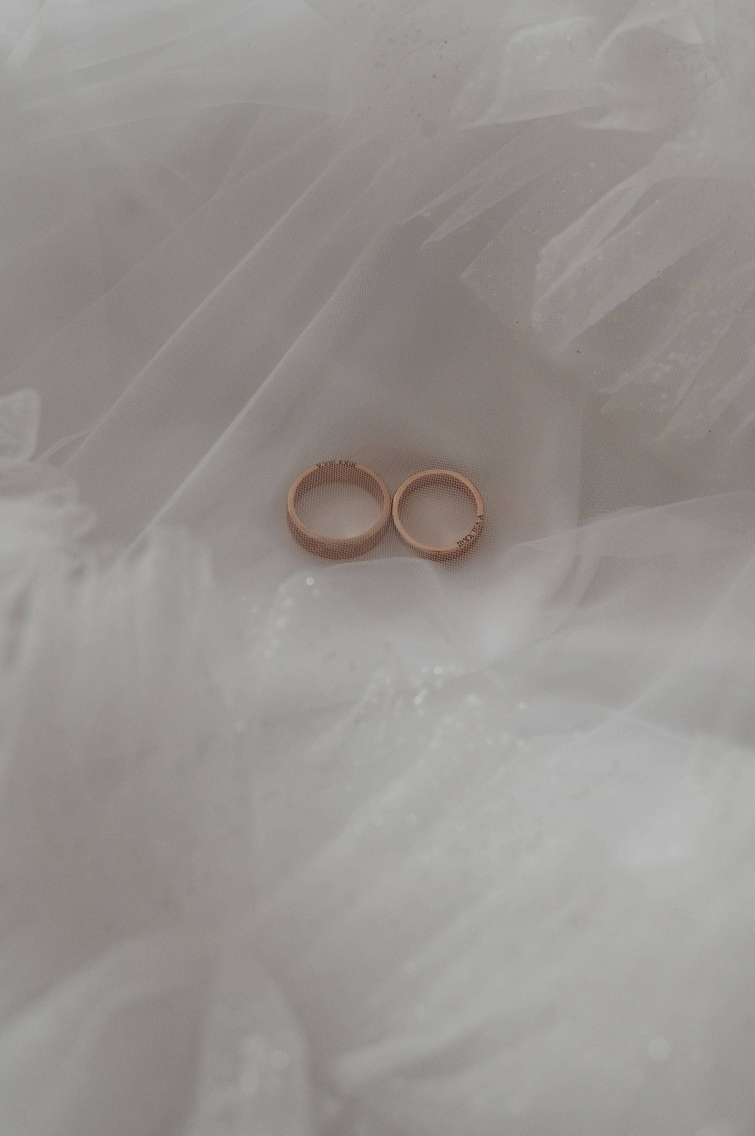 Свадебный фотограф в Твери: предметная фотосессия колец на белой фате 