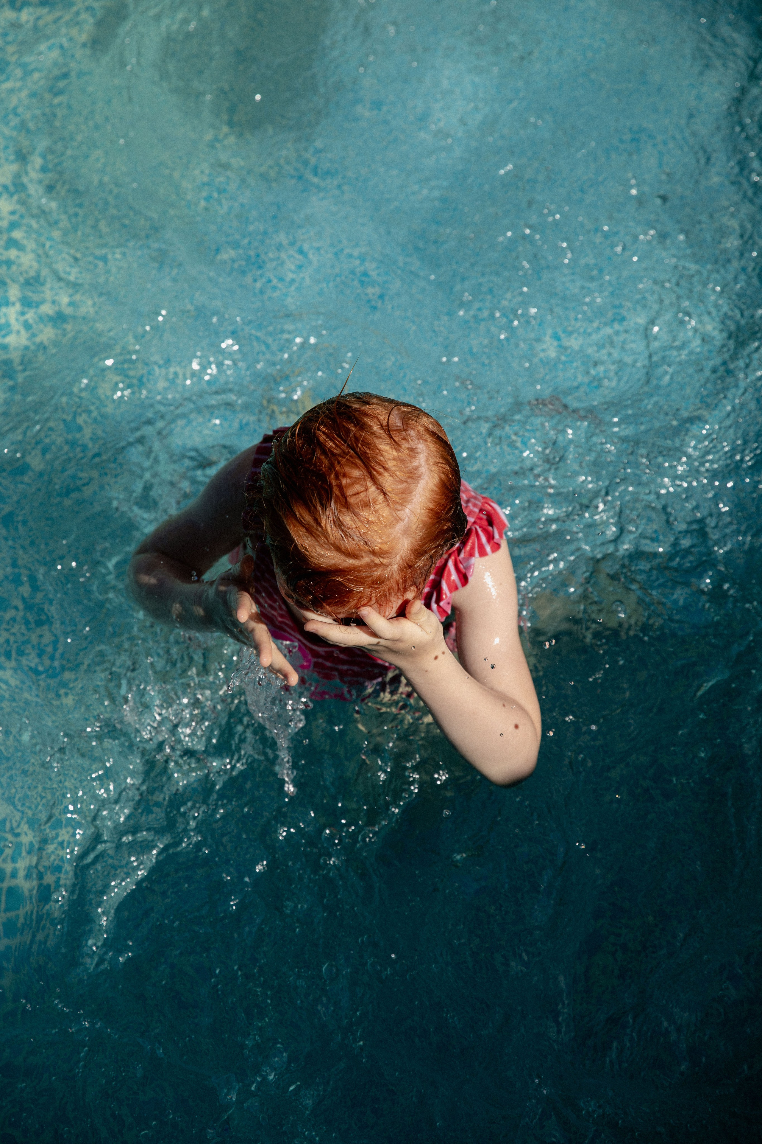 Летняя съемка девочки в саду, в бессейне, с шезлонгом, зонтиком и сахарной ватой. Фотограф новорожденных, детский фотограф  Москва.Семейная съемка Москва. Семенова Анна