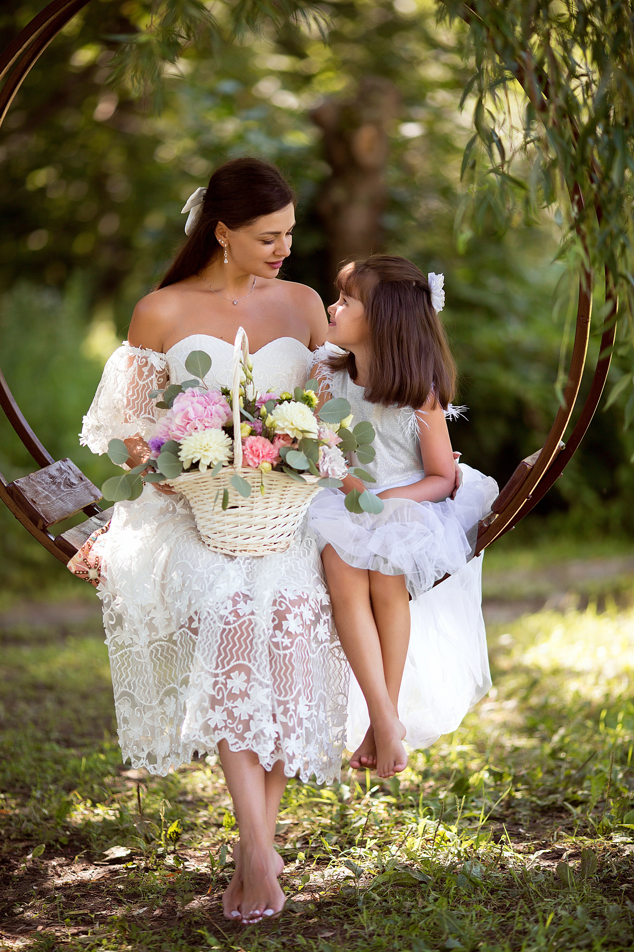 Ксения и Алиса в лодке с цветами. Людмила Далидович топовый семейный фотограф Находка/Владивосток