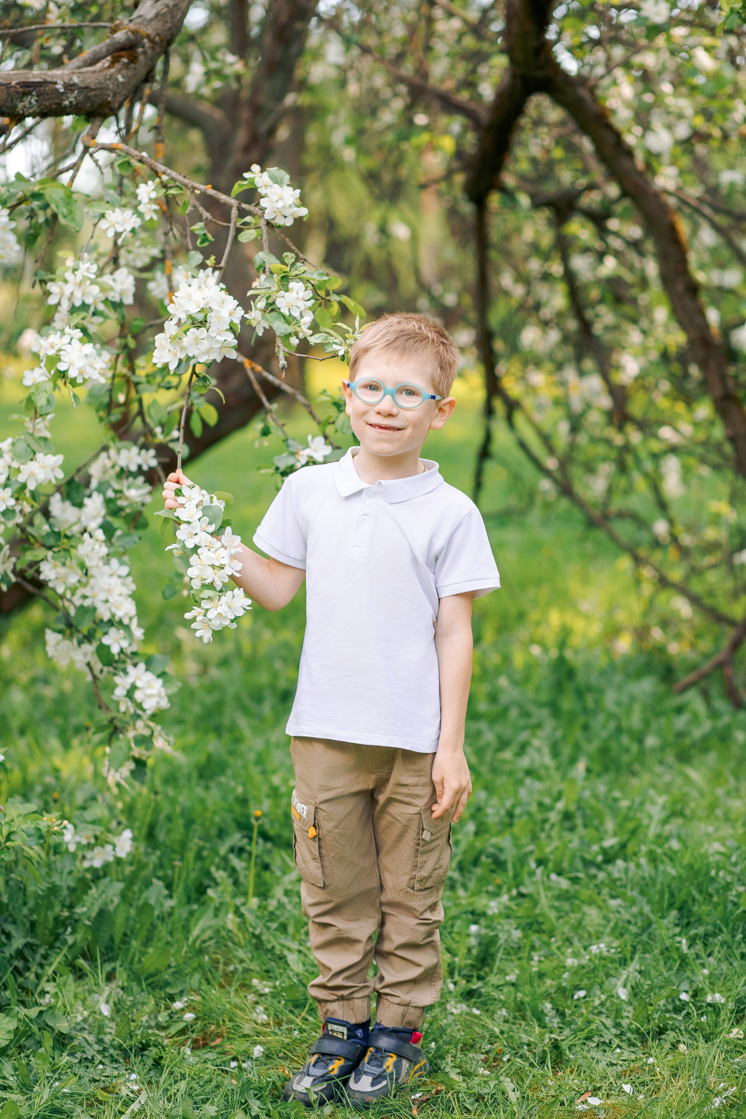 Семейная фотосессия в белых яблонях. Фотограф в Санкт-Петербурге, Анна Скворцова