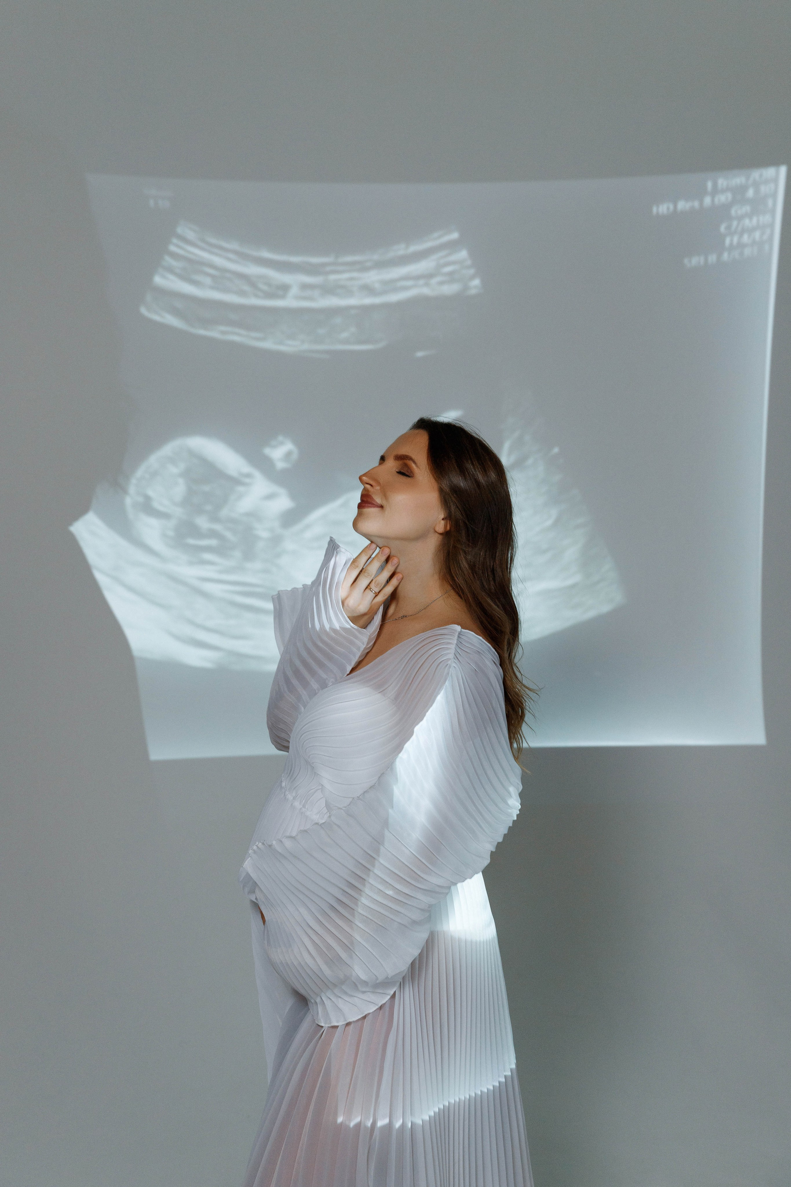 Фотосессия беременности в студии с проектором. Фотограф Александра Сыщенко