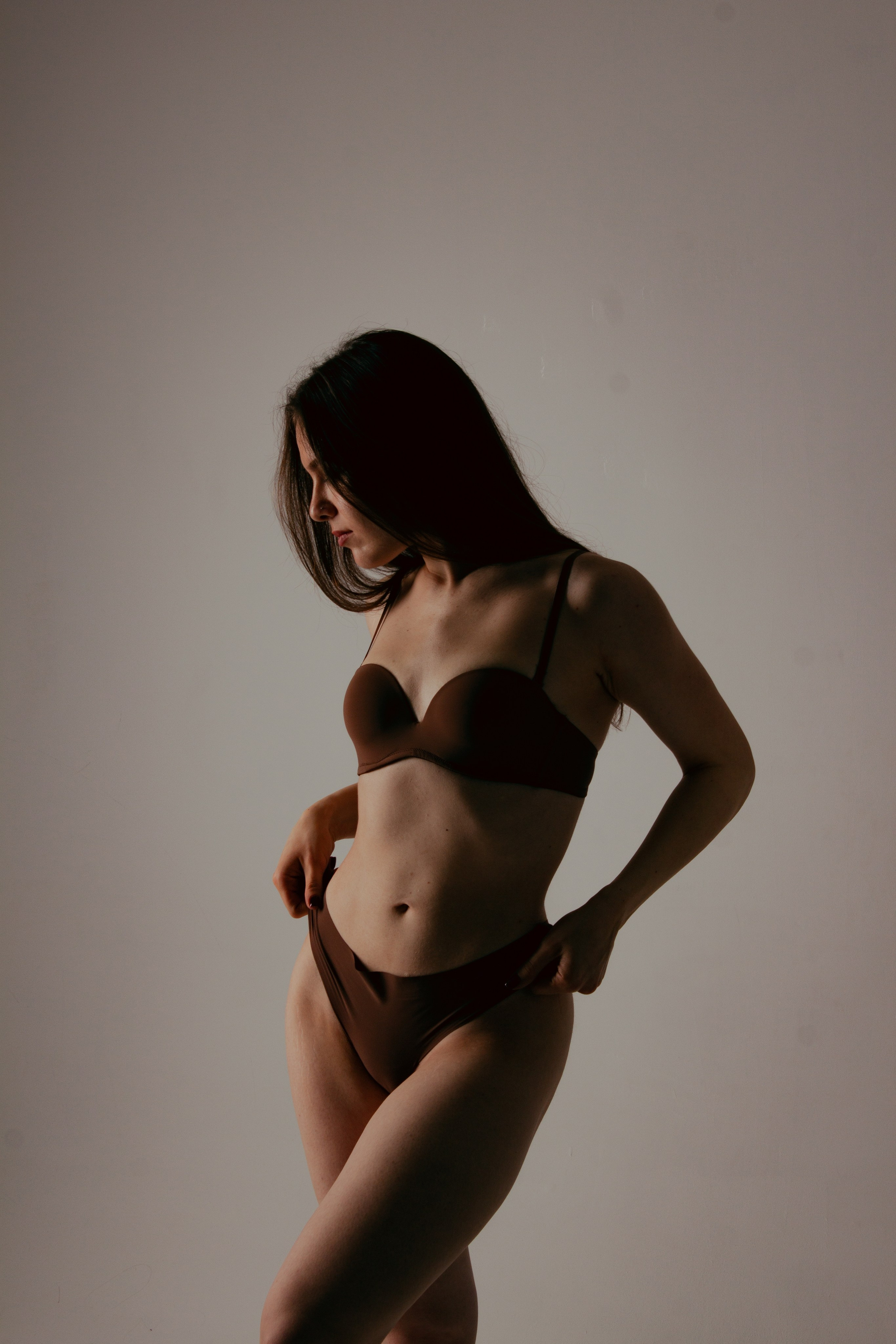 Стильная томная фотосессия в студии в зеленых цветах в тренче. Фотограф Наталья Воронина Москва