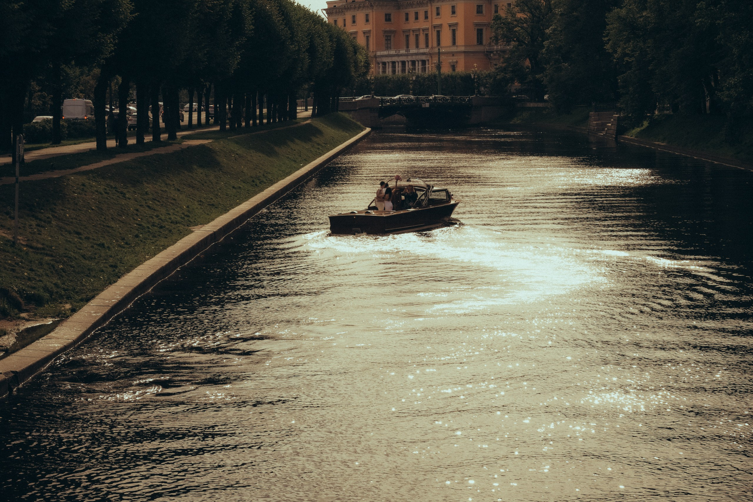 СВАДЕНБНАЯ СЬЕМКА НА КАТЕРЕ ПО КАНАЛАМ САНКТ-ПЕТЕРБУРГА И В АКВАТОРИИ НЕВЫ. Профессиональный фотограф, Санкт-Петербург — Виктория Богомолова