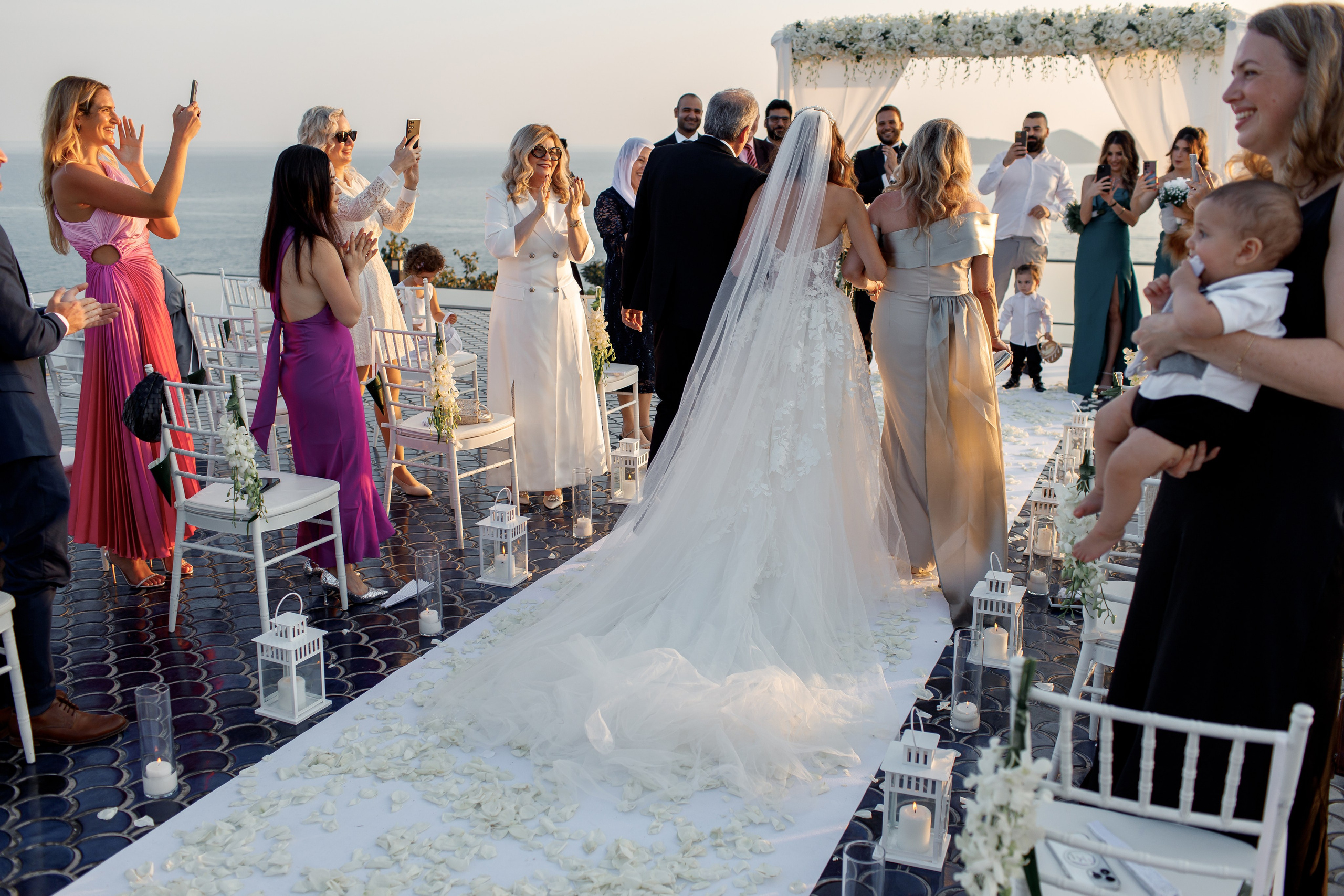 жених встречает невесту у арки