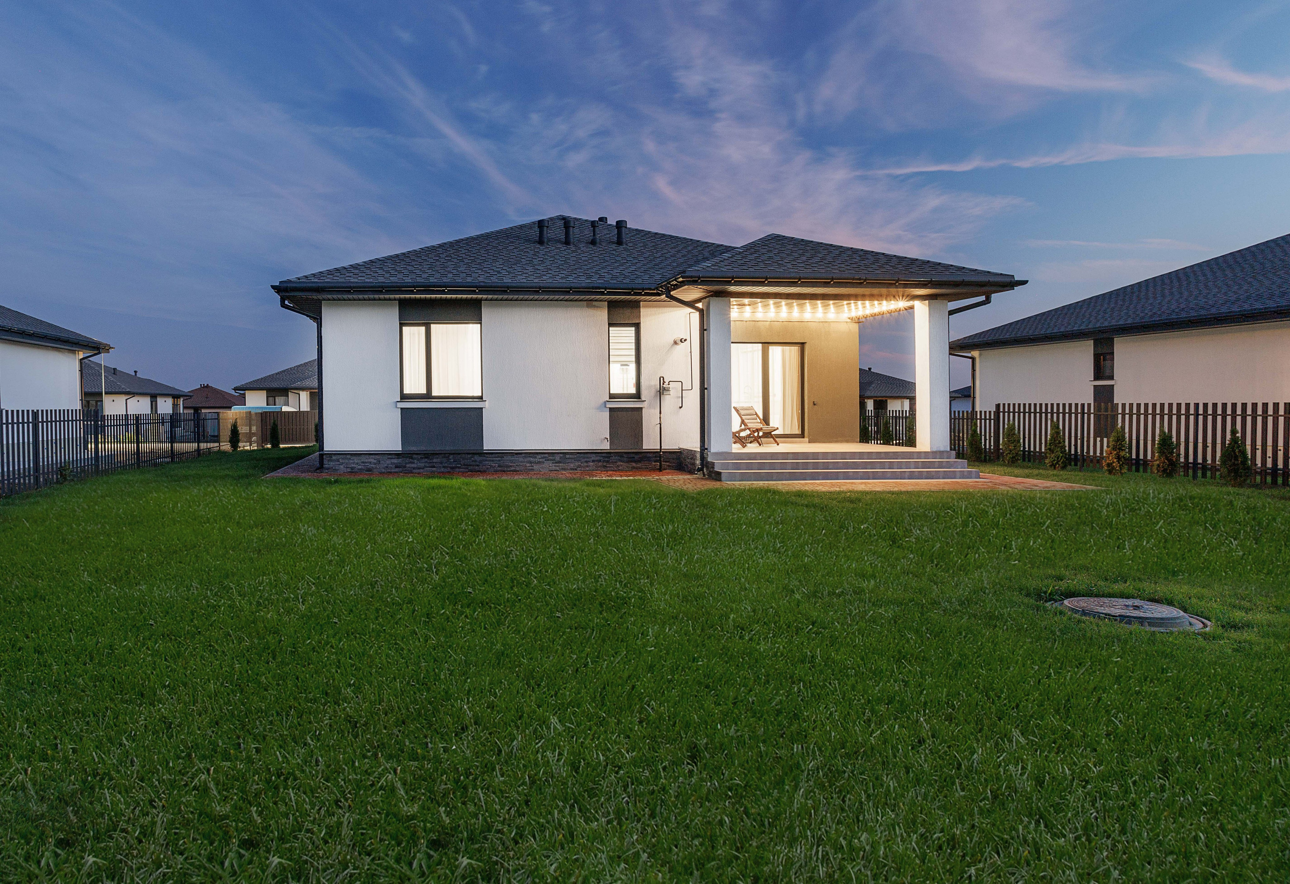 привлекательные вечерние фотографии загородного дома