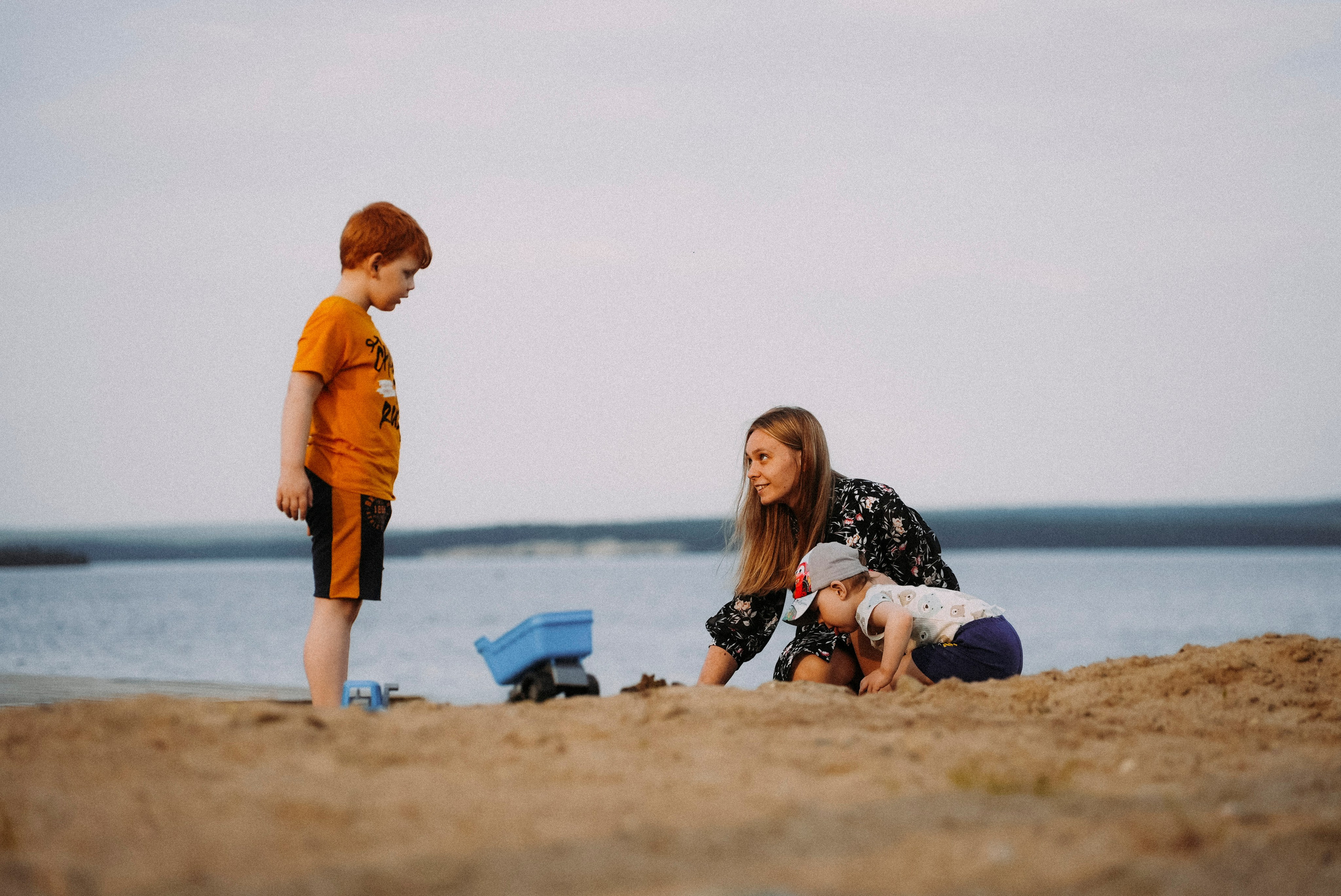 2025. Стрит-фотография, полная абсурда, идиотизма и красоты