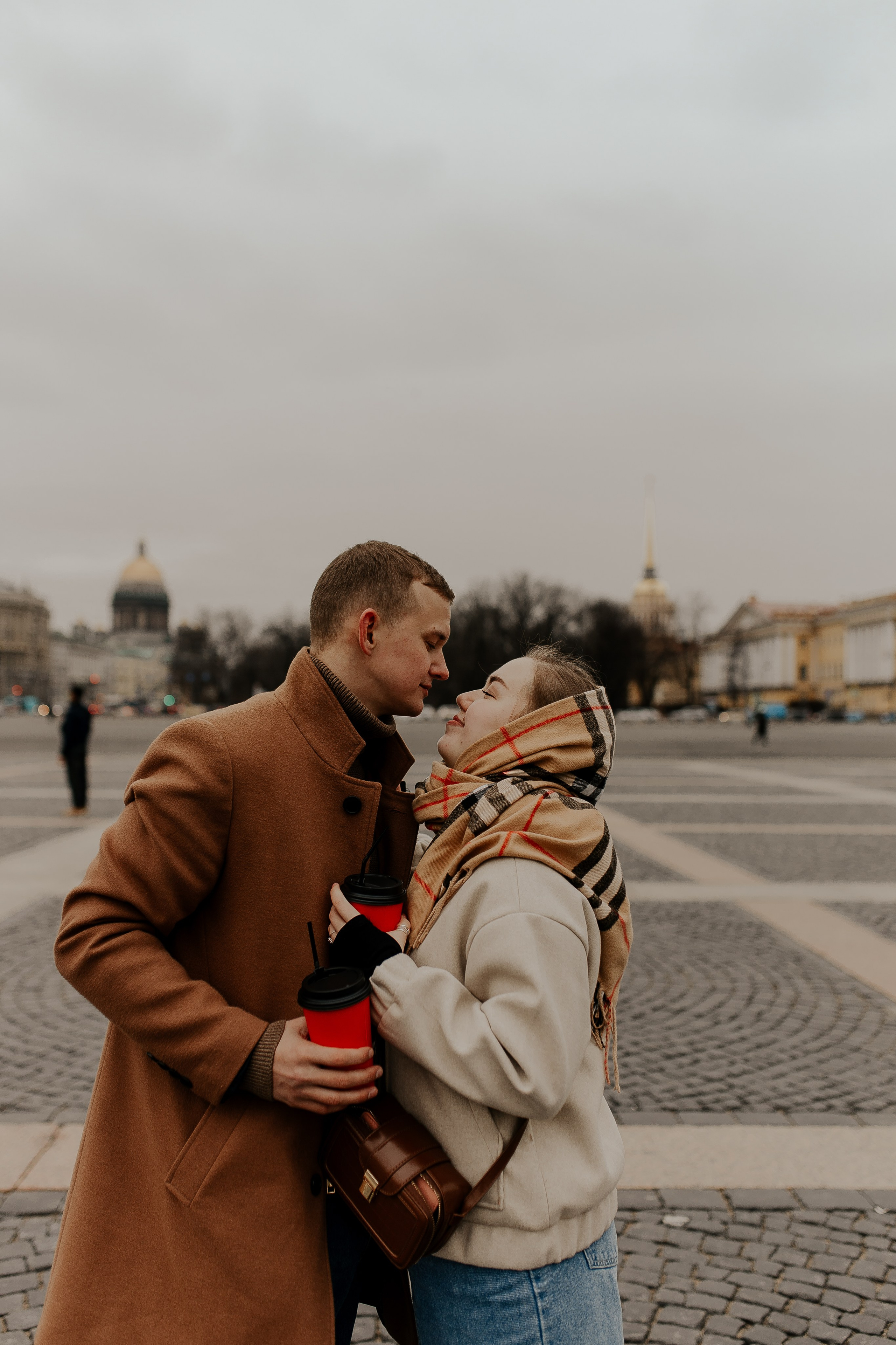 Пара гуляет по Петербургу. Фотограф в Санкт-Петербурге Лиза Семченкова