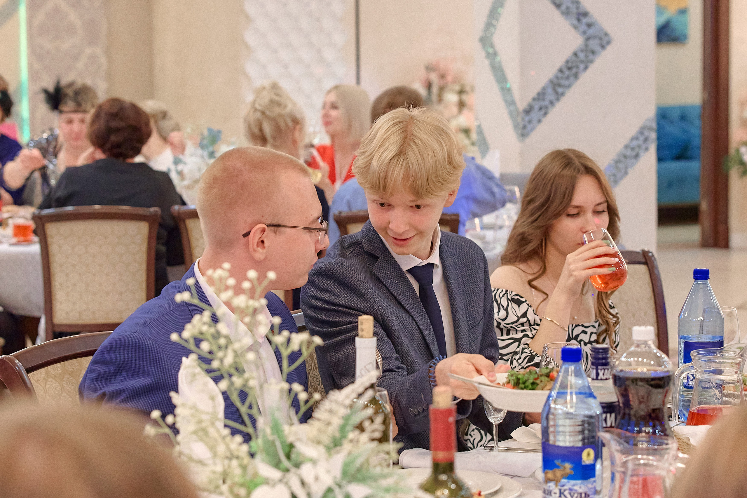 Портфолио репортажной фотосъёмки: Выпускной в ресторане «Император». Фотограф Яковлев Роман — Красноярск