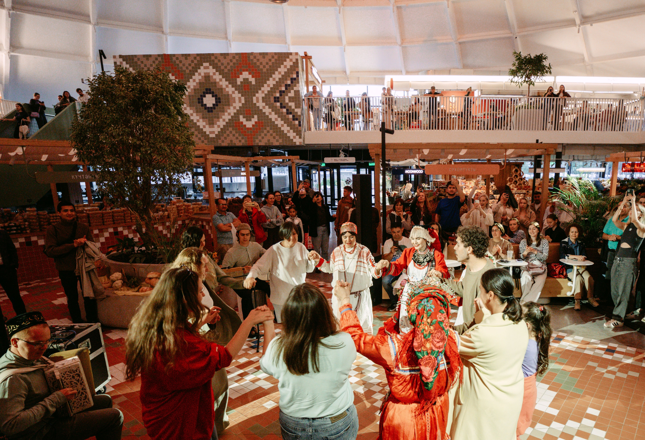 Московский рынок. Солнцестояние / 2025. Саша Копылов, фотограф в Казани