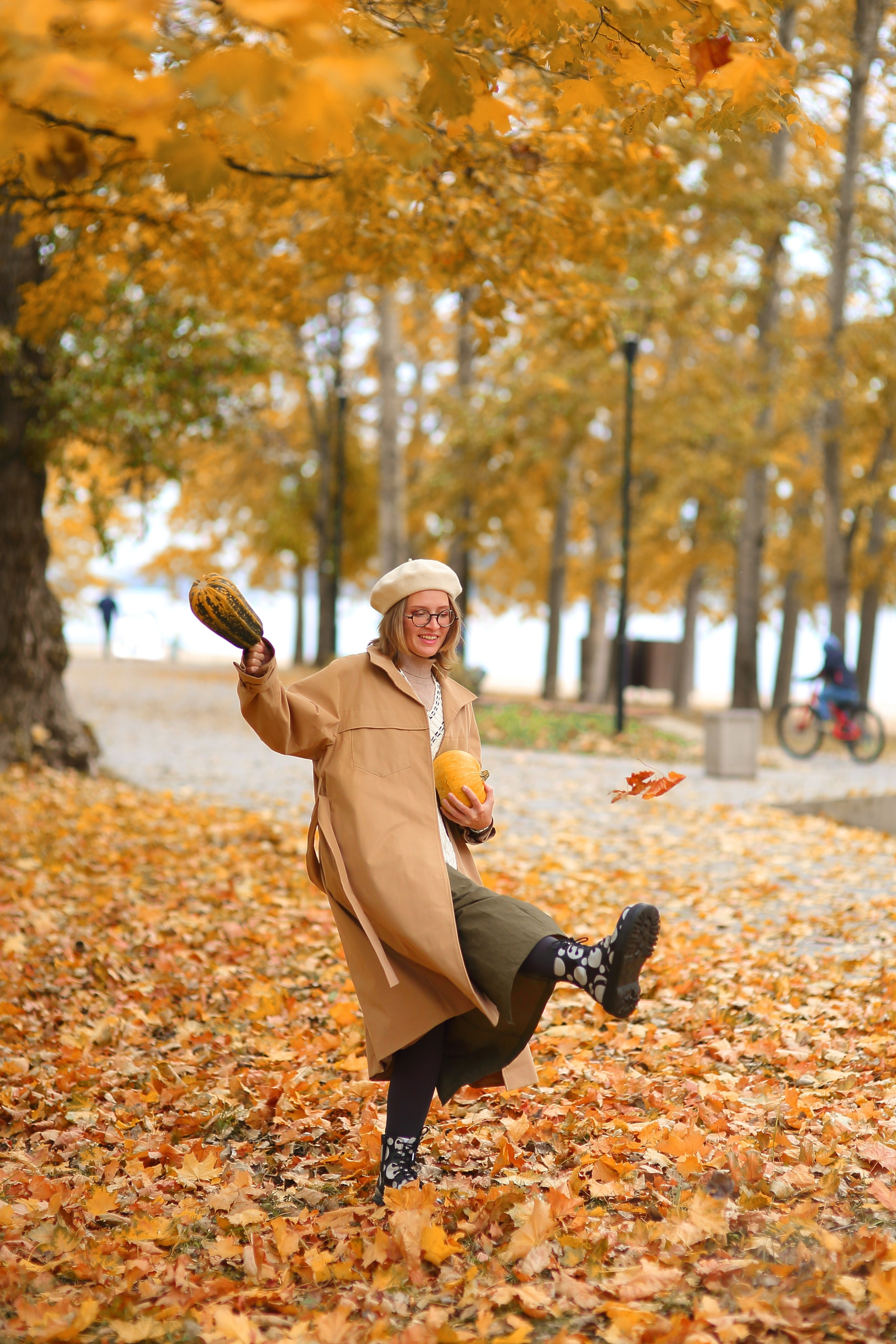 Радостная осенняя фотосессия девушки. Свадебный и репортажный фотограф в Ярославле и Санкт-Петербурге Роман Микрюков