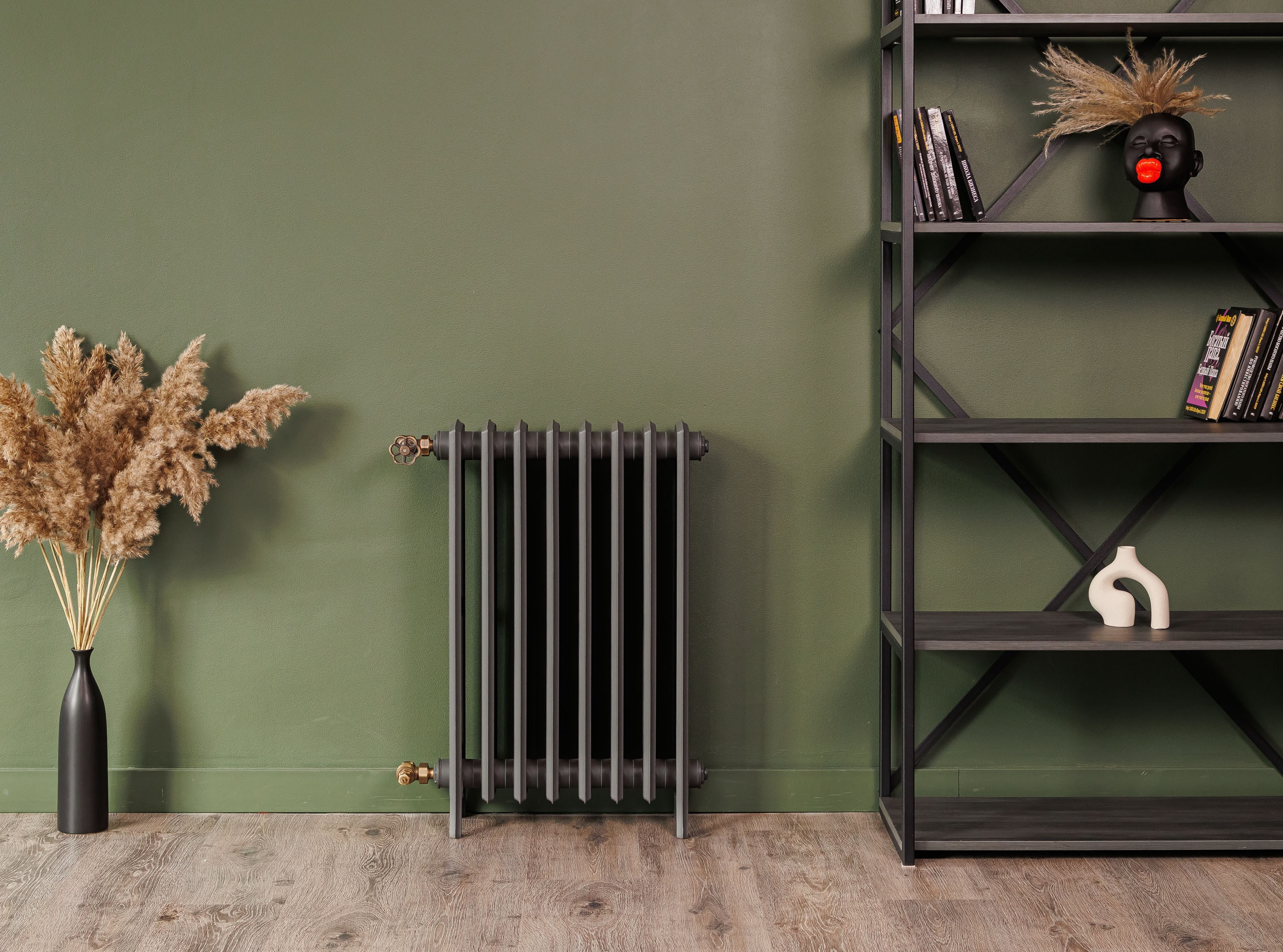 Предметные фотографии дизайнерских радиаторов отопления в стиле ретро