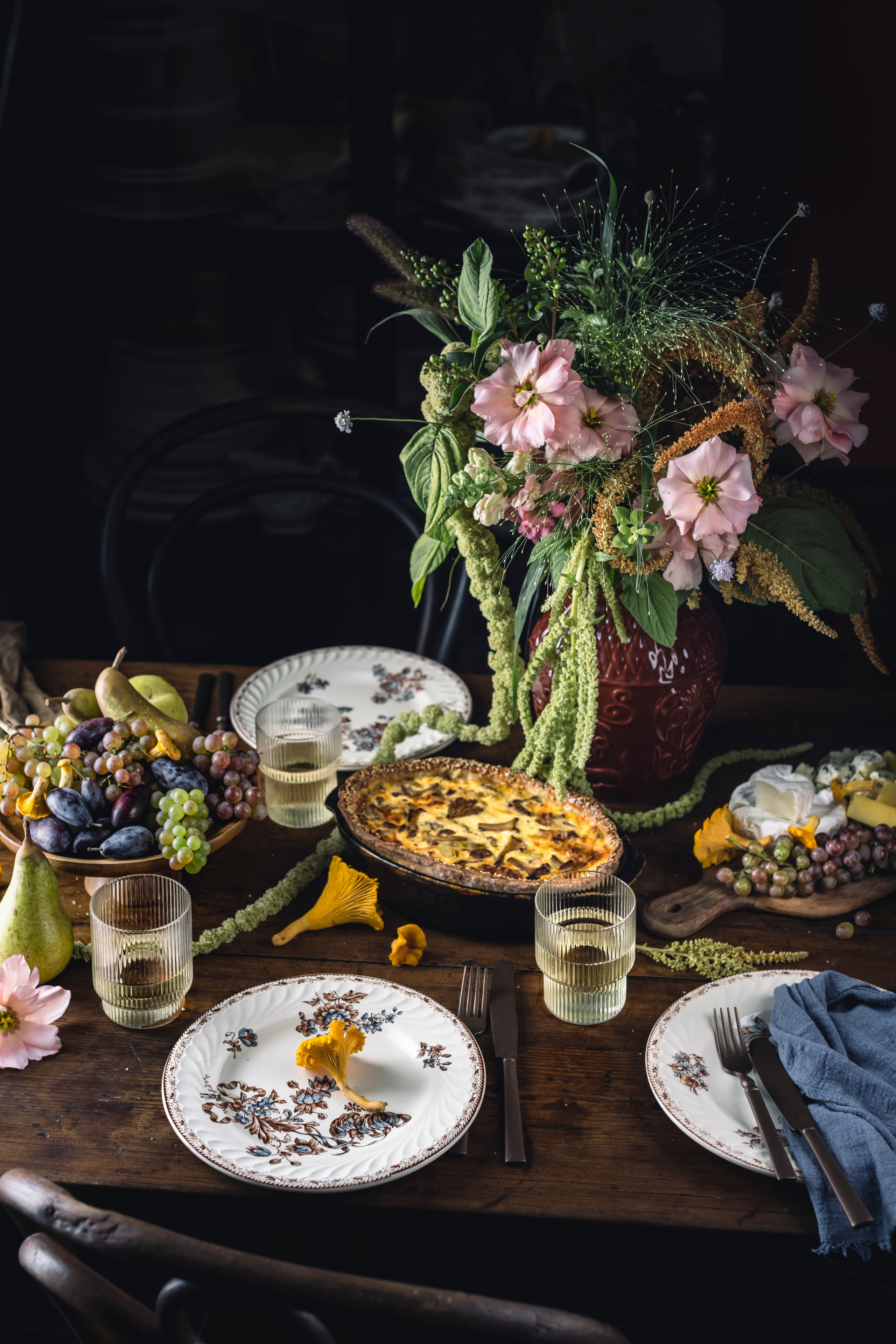 Киш с лисичками сервировка. Foodie Stories (гастрономические истории) рекламная фуд-фотосъёмка, Москва