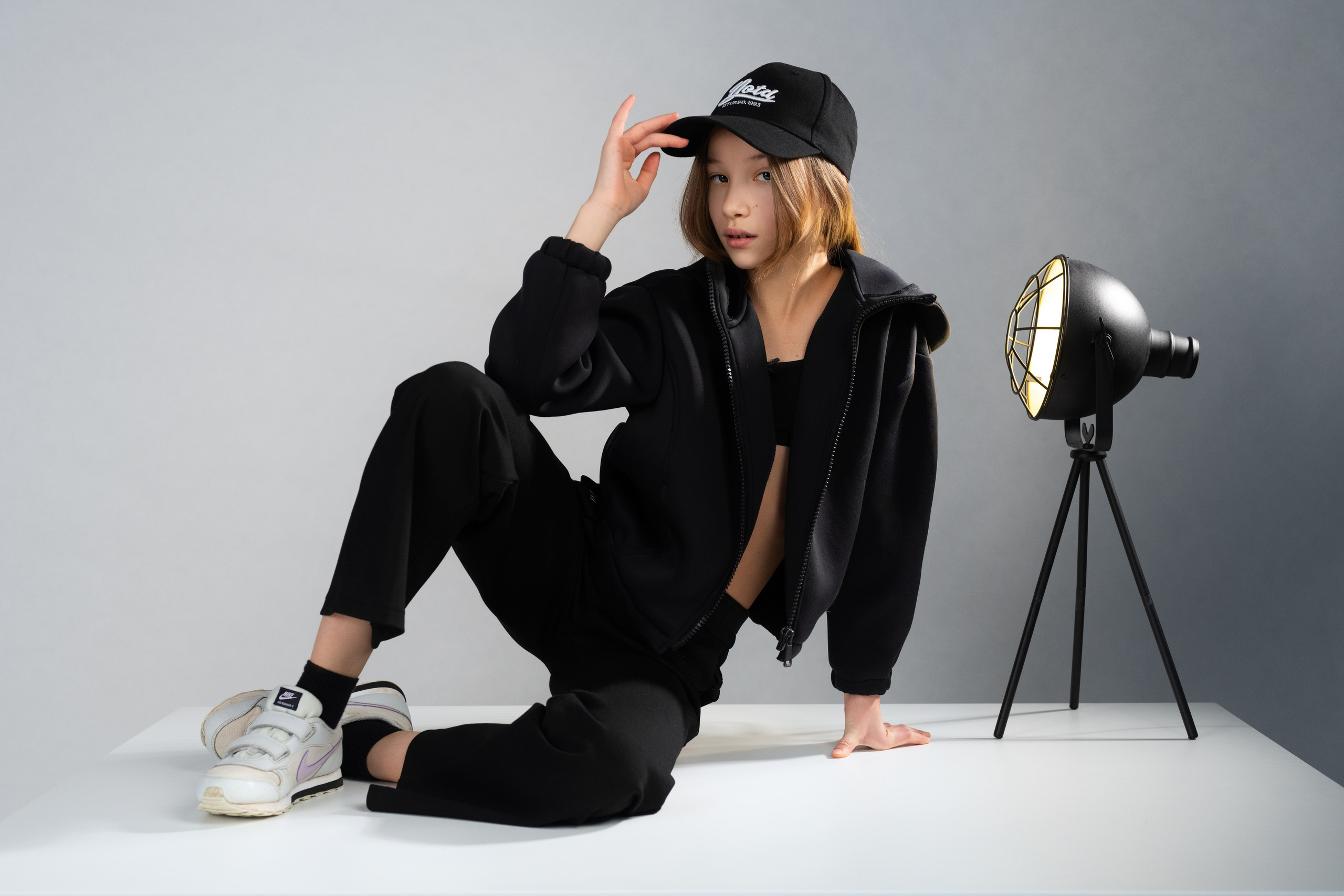 Студийная съёмка девочки в стиле Нью-Йорк