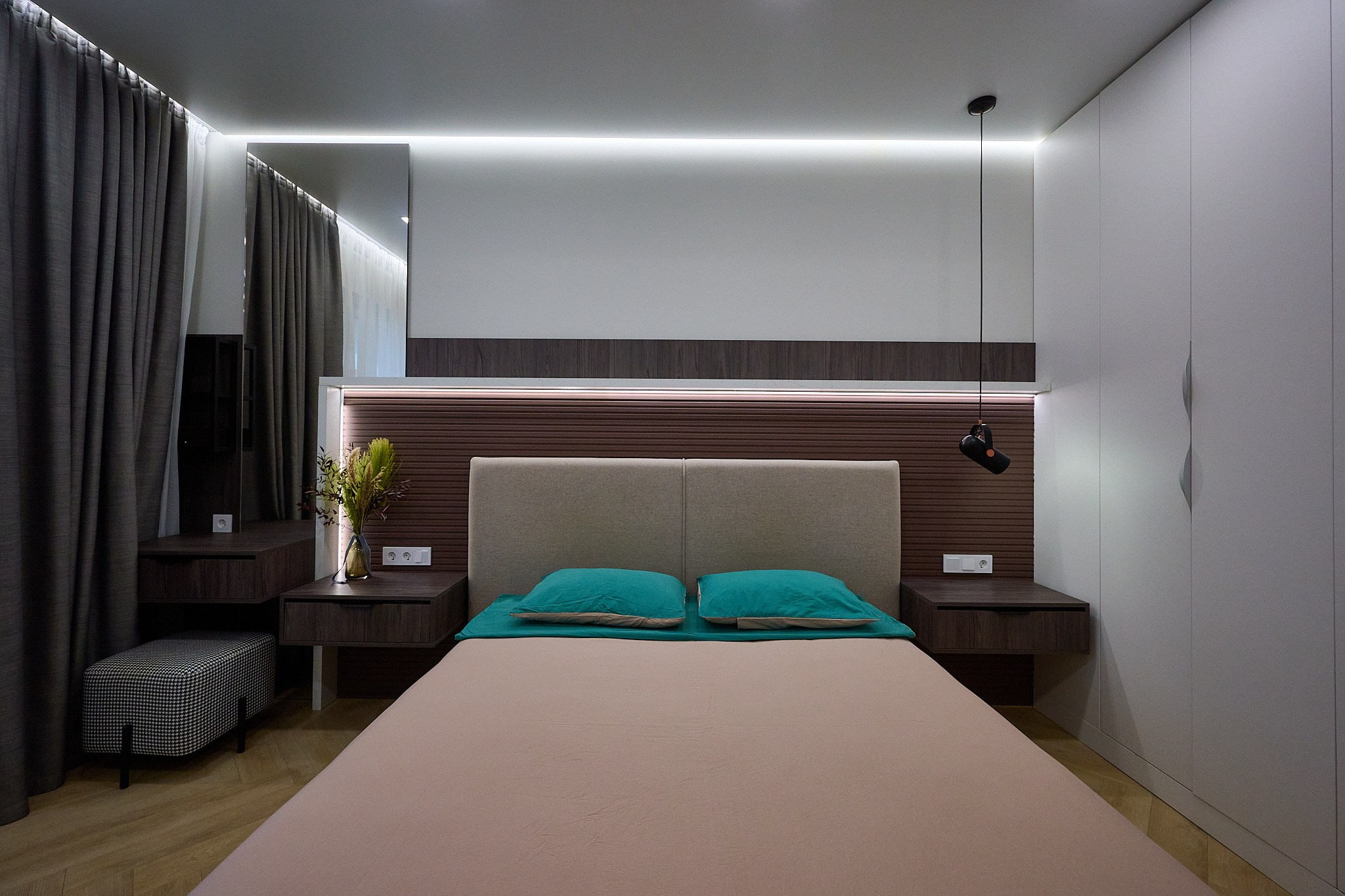 современная комната с коричневых оттенках с коричневой  кроватью 