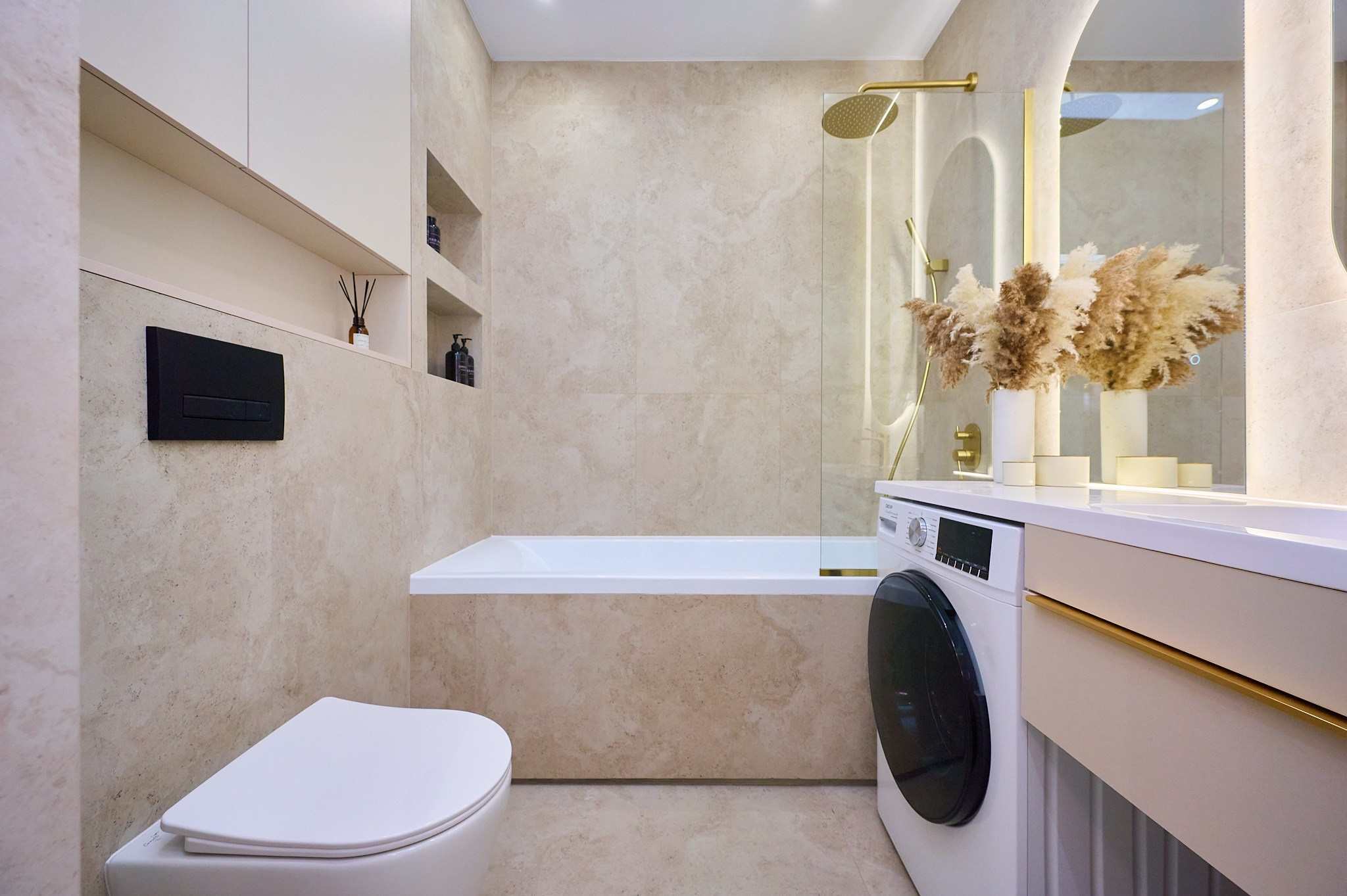 ванная комната светлые оттенки белые полки белая раковина ванна большие зеркала