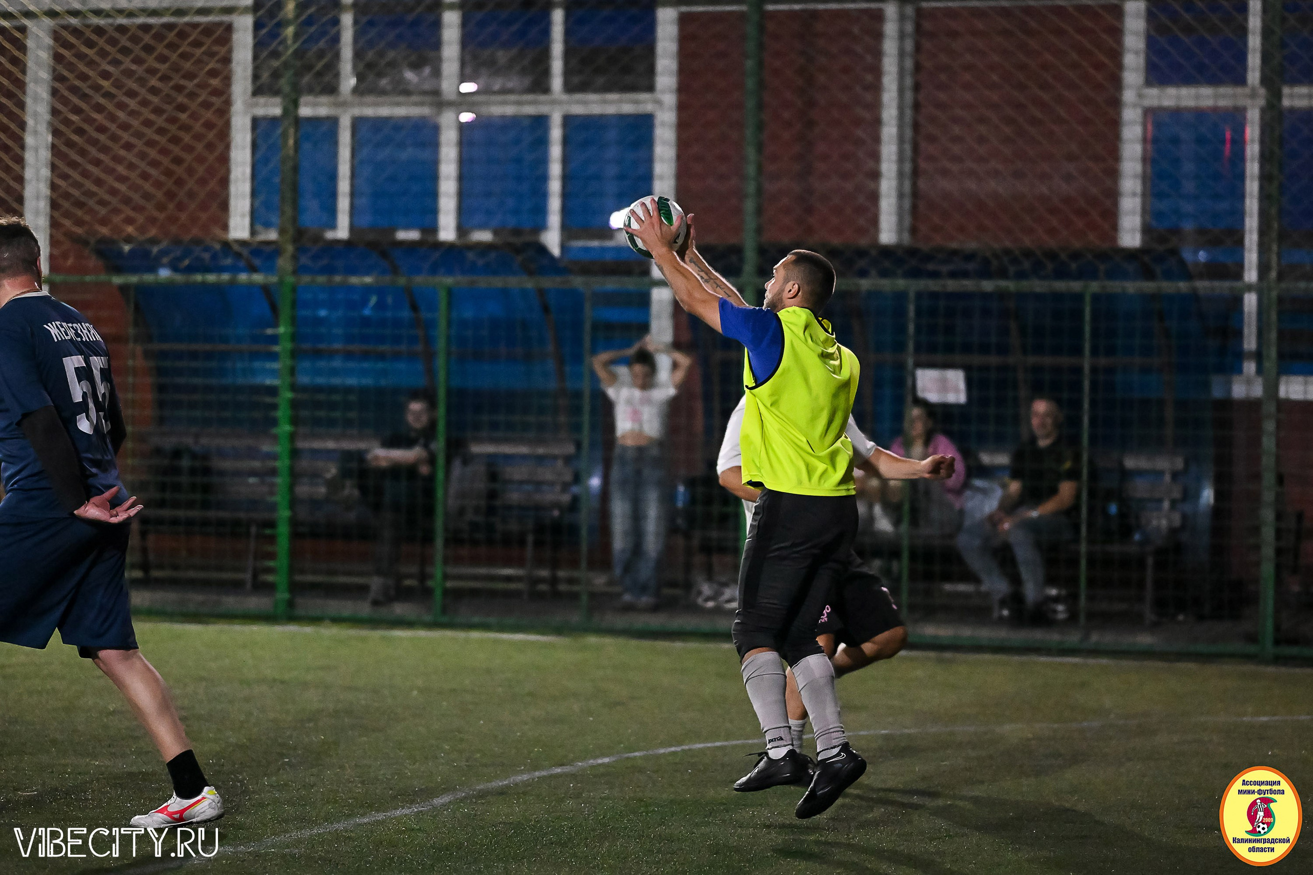ФИНАЛЬНЫЕ ИГРЫ КУБКА МИНИ-ФУТБОЛЬНОЙ ЛИГИ И КУБКА КОРПОРАТИВНОЙ МФЛ 2025. VIBECITY.RU Вайб Сити Ру Фоторепортажи Фотоотчеты Калининград
