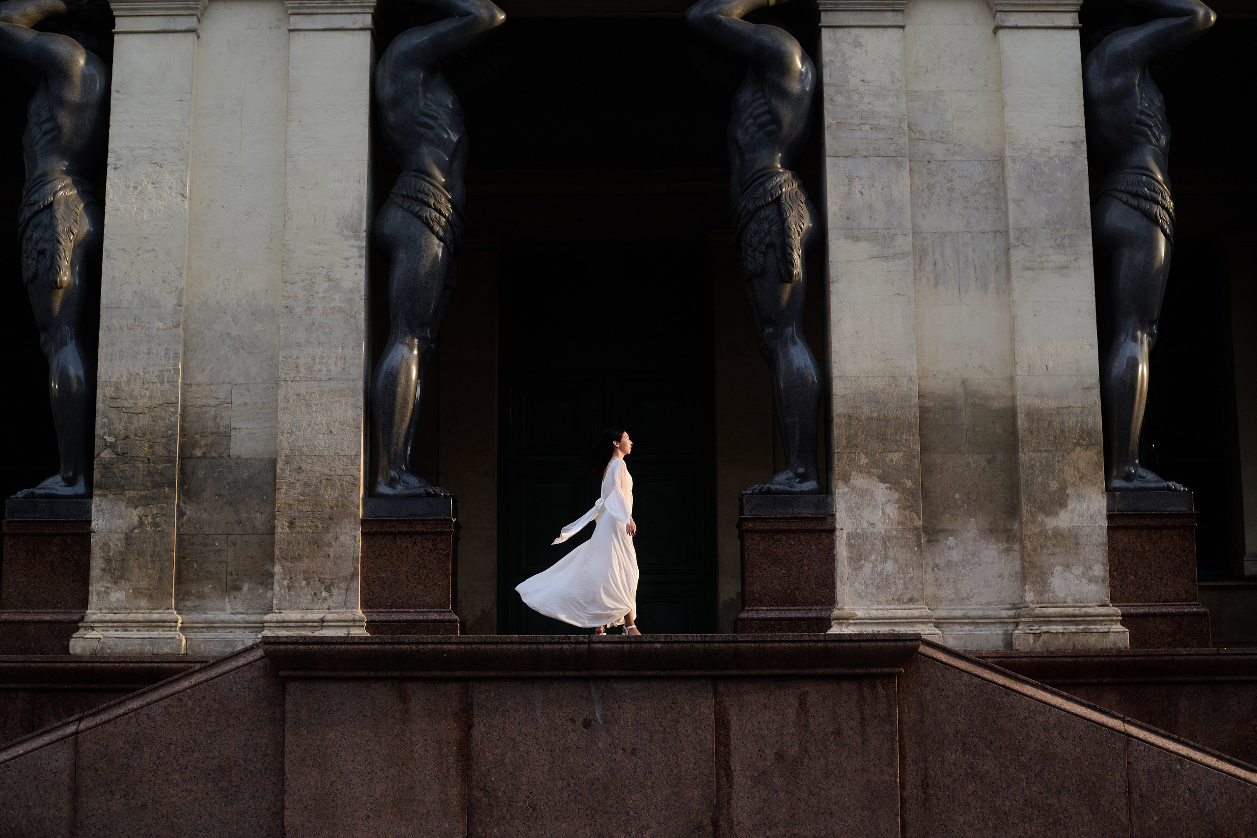 Балерина на Миллионной улице среди атлантов в Санкт-Петербурге