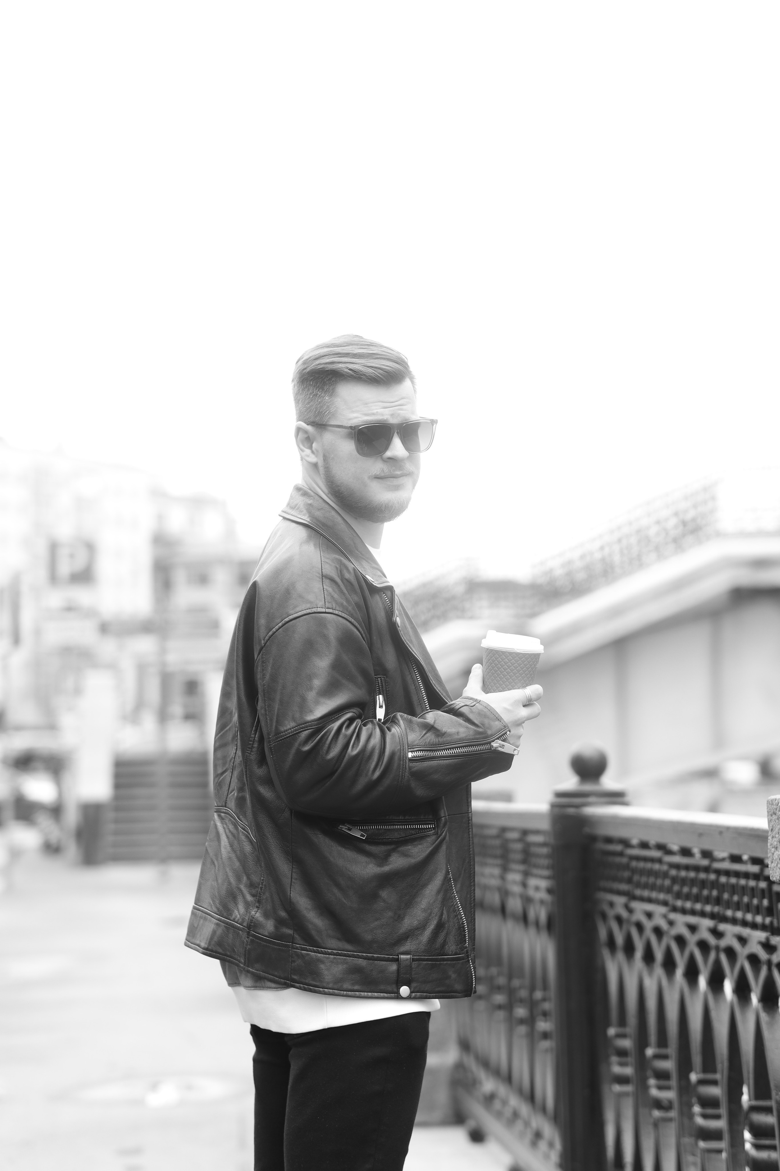 портрет мужчины со спины на улице 