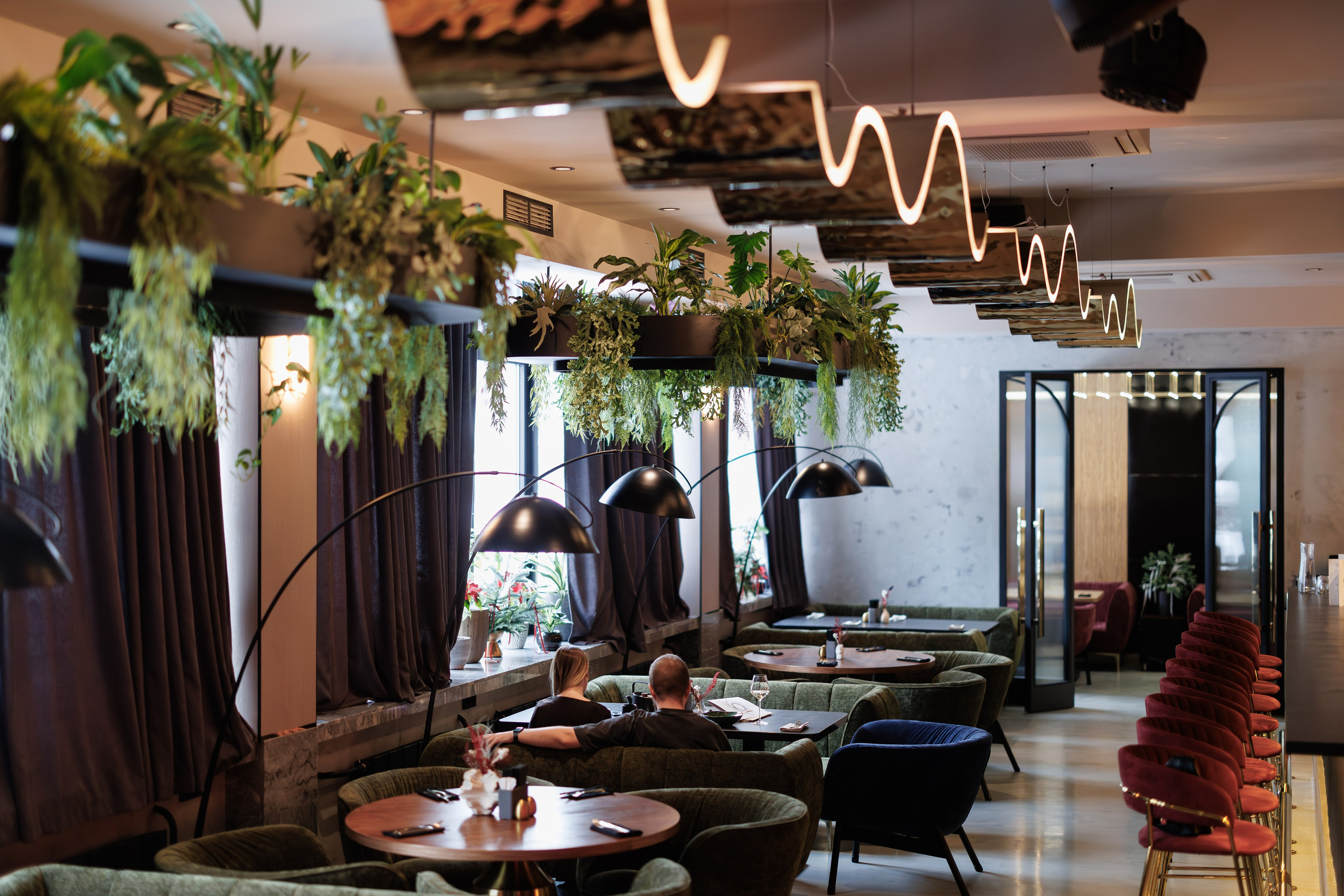 Фотограф для интерьерной съемки ресторана. Контент для бизнеса в Екатеринбурге Полдень Медиа