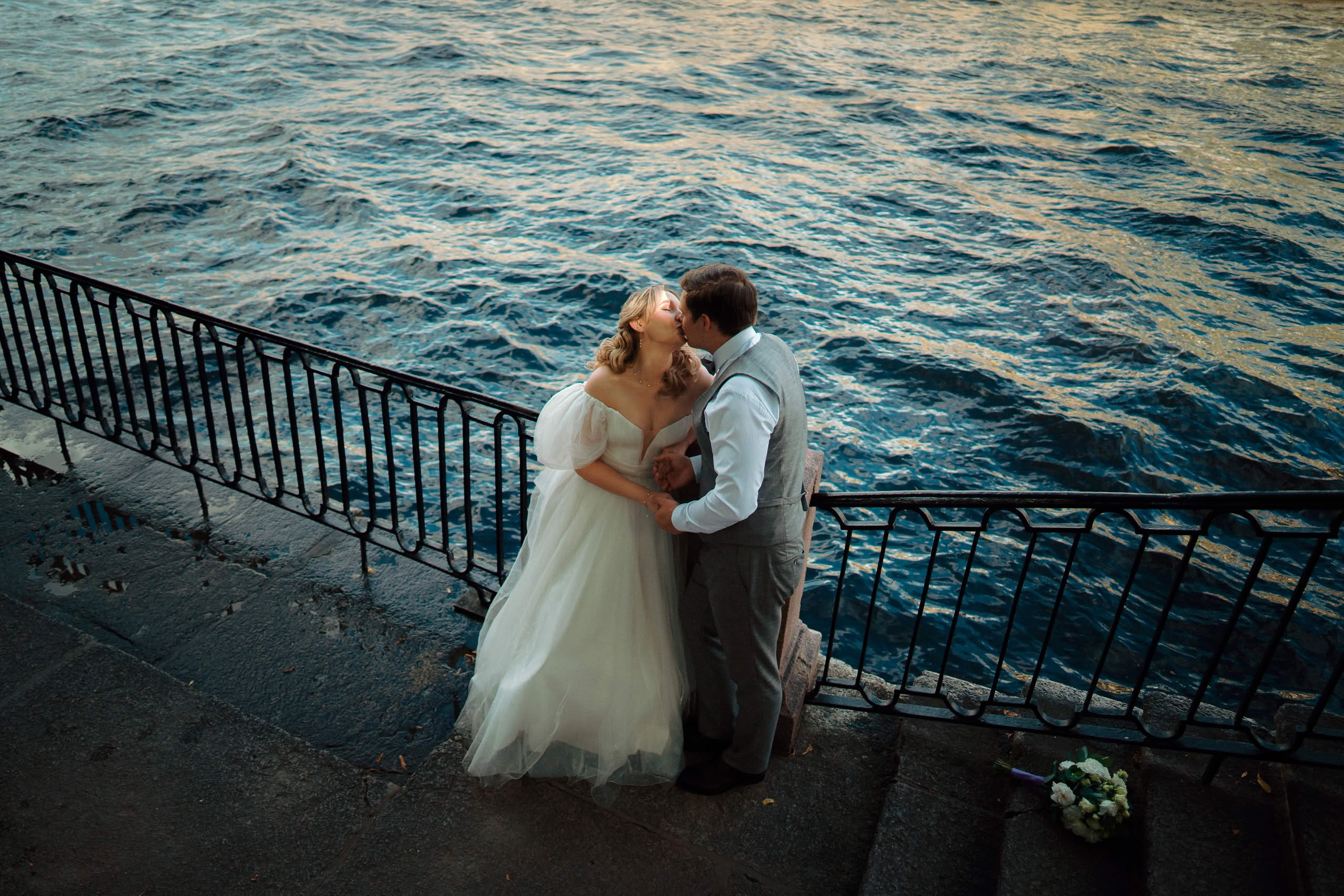 Поцелуй Марии и Алексея у воды на набережной Фонтанки