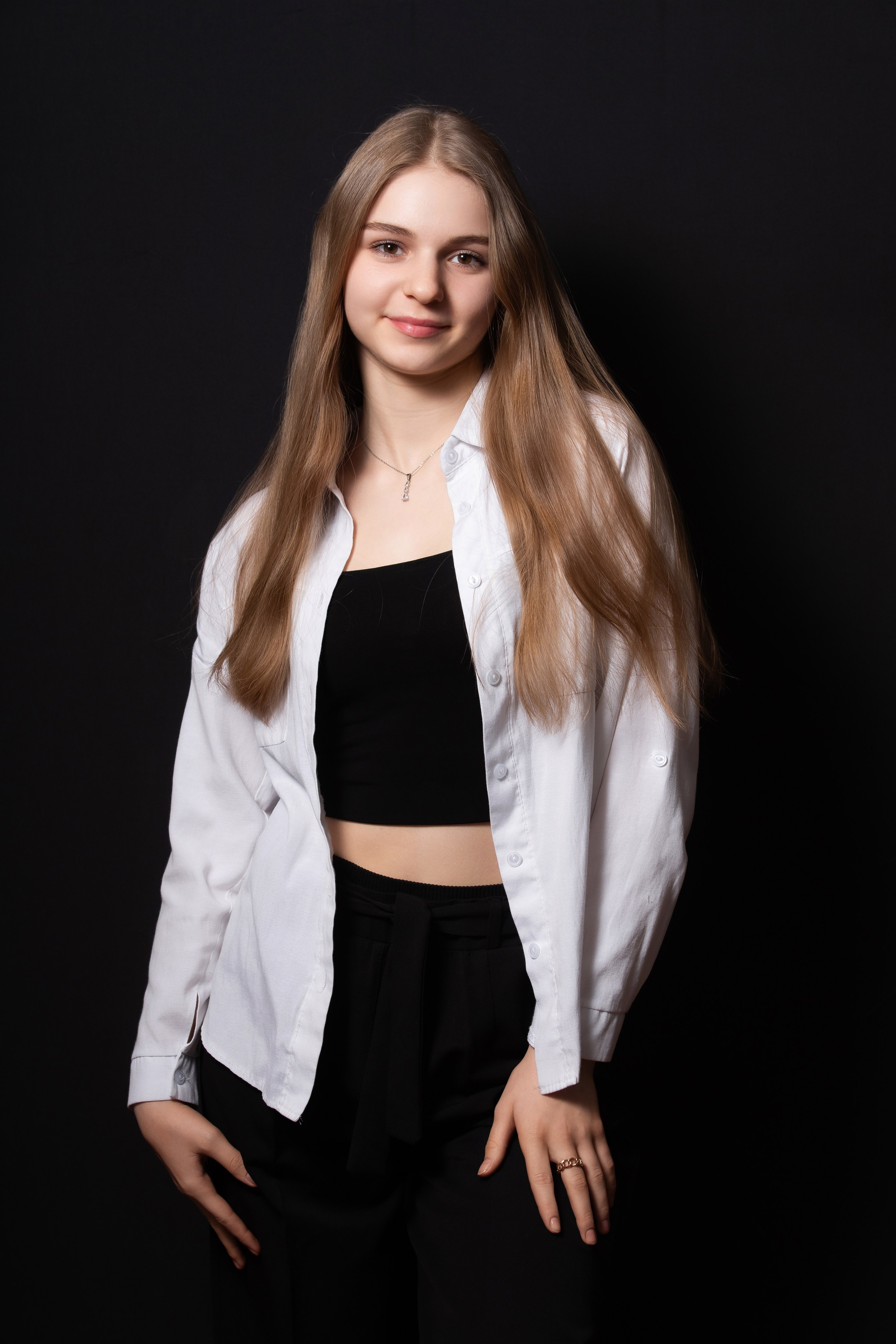 Портретная фотосессия для учеников 9 класса на чёрном фоне | Школьный фотограф Николай Богатырёв | Твой альбом / Твои правила. ТВОЙ АЛЬБОМ / ТВОИ ПРАВИЛА