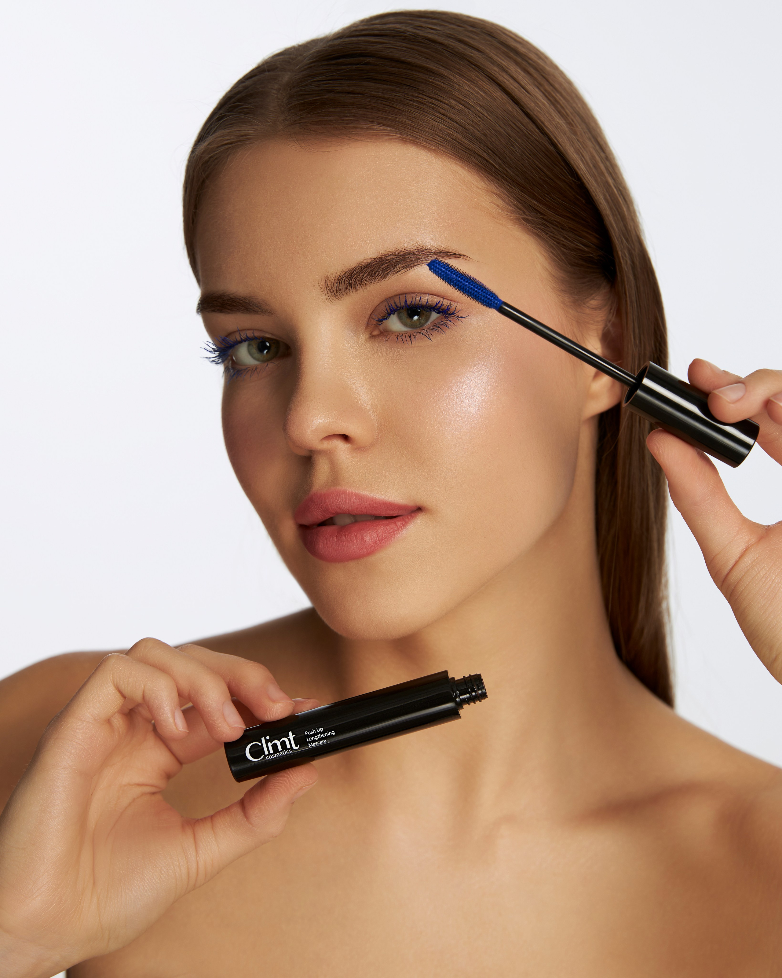 На этой фотосессии ресницы модели обрамлены идеальным объемом и удлинением благодаря туши Climtcosmetics, создавая выразительный и чувственный взгляд